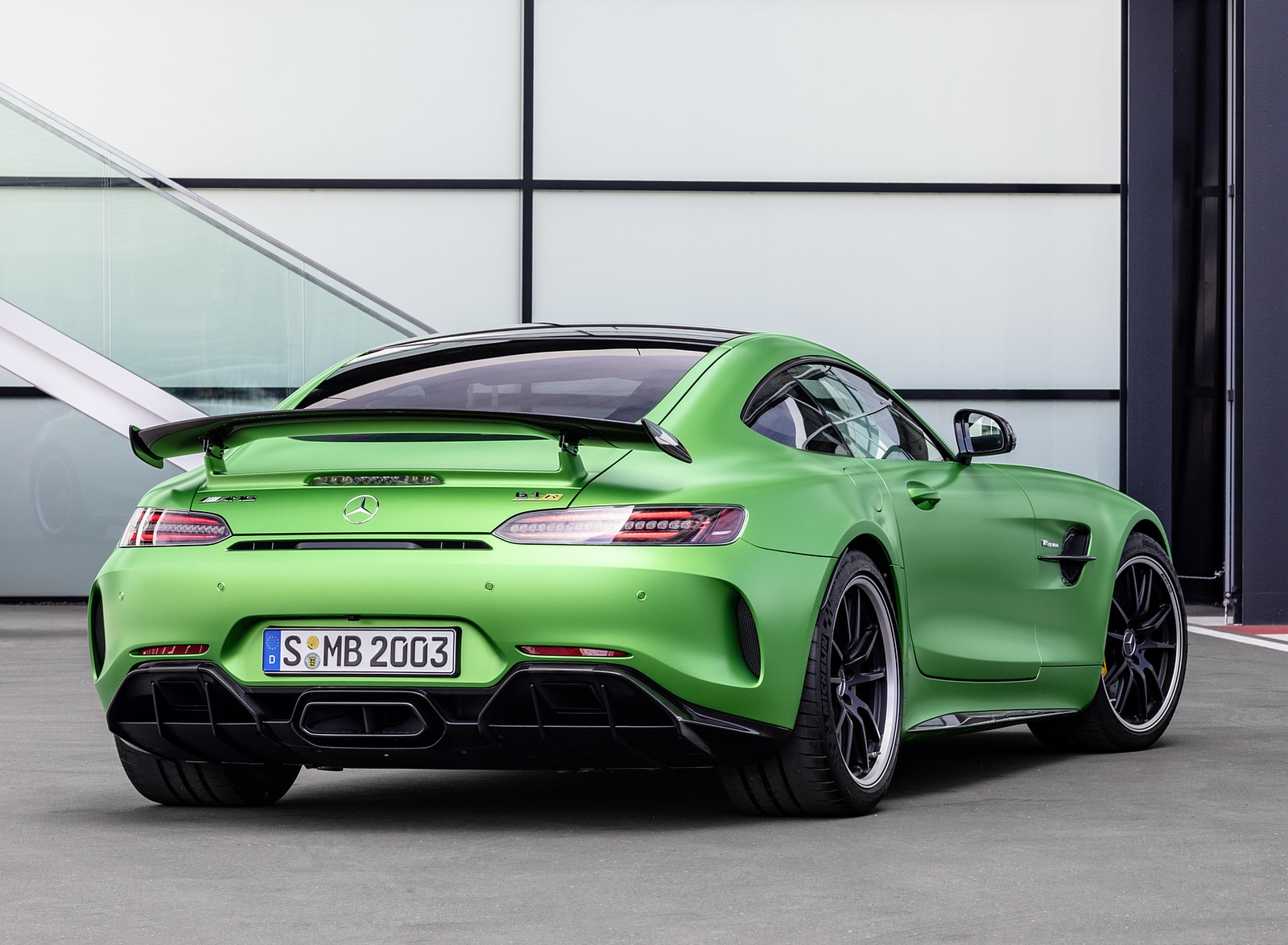 2020 Mercedes-AMG GT R (Color: Green Hell Magno) Rear Three-Quarter Wallpapers #89 of 136