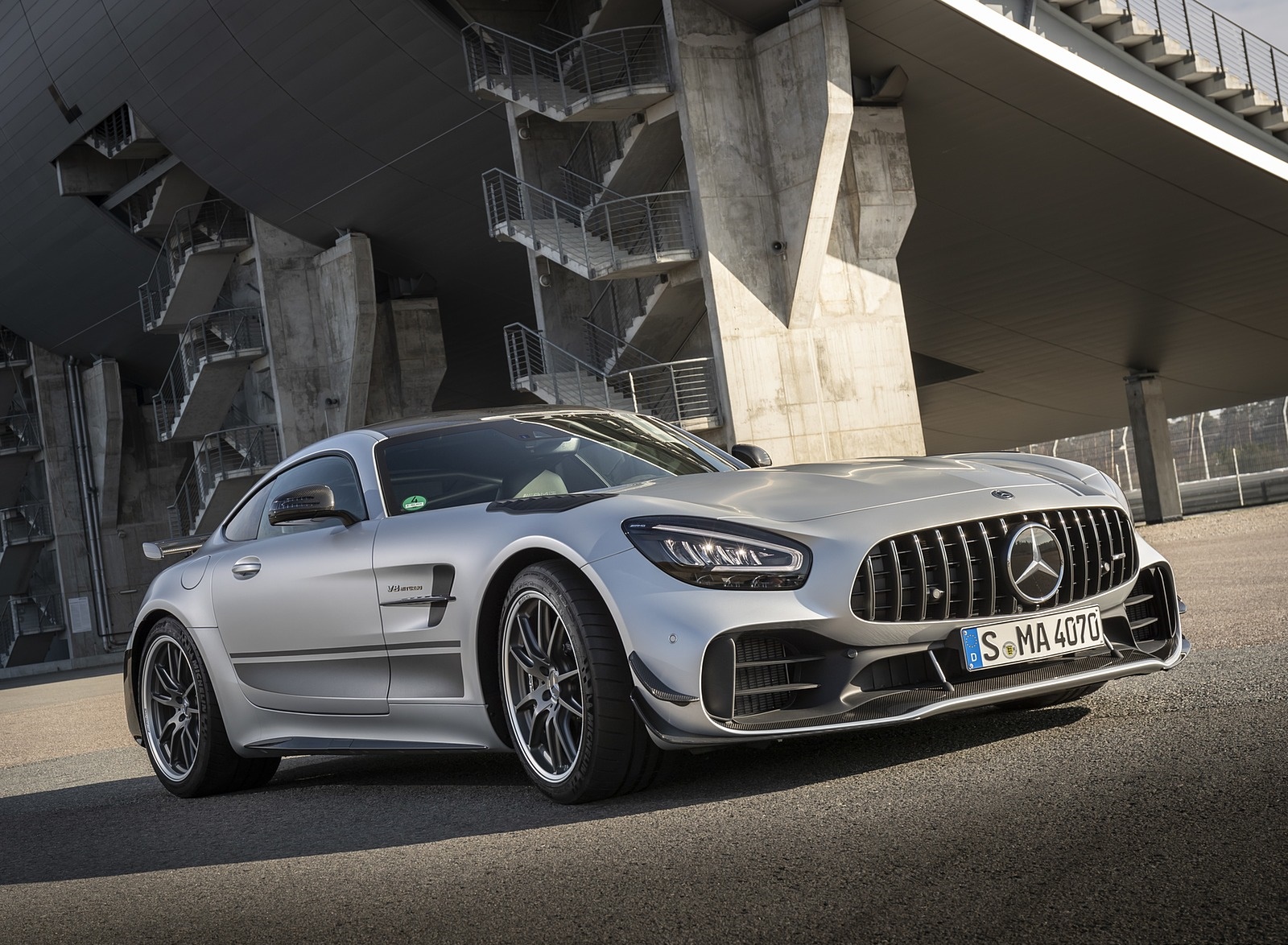 2020 Mercedes-AMG GT R Pro (Color: Designo Iridium Silver magno) Front Three-Quarter Wallpapers (6)