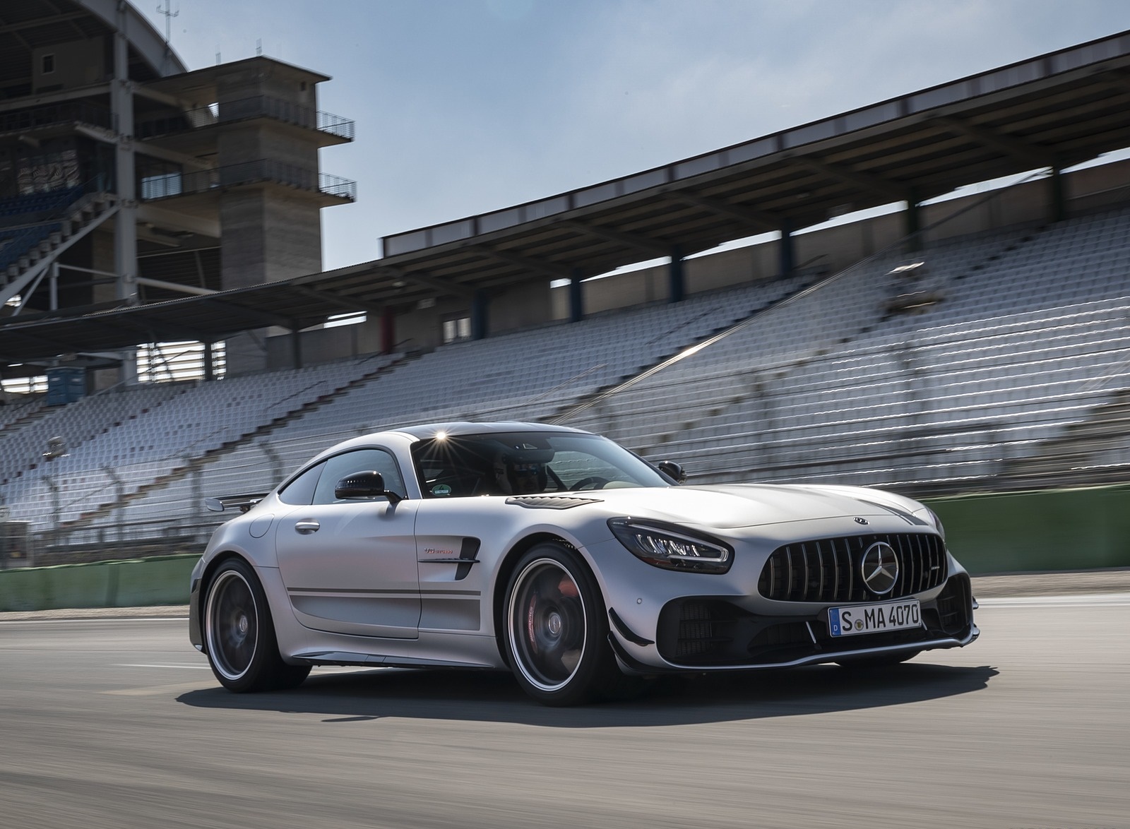 2020 Mercedes-AMG GT R Pro (Color: Designo Iridium Silver magno) Front Three-Quarter Wallpapers (3)