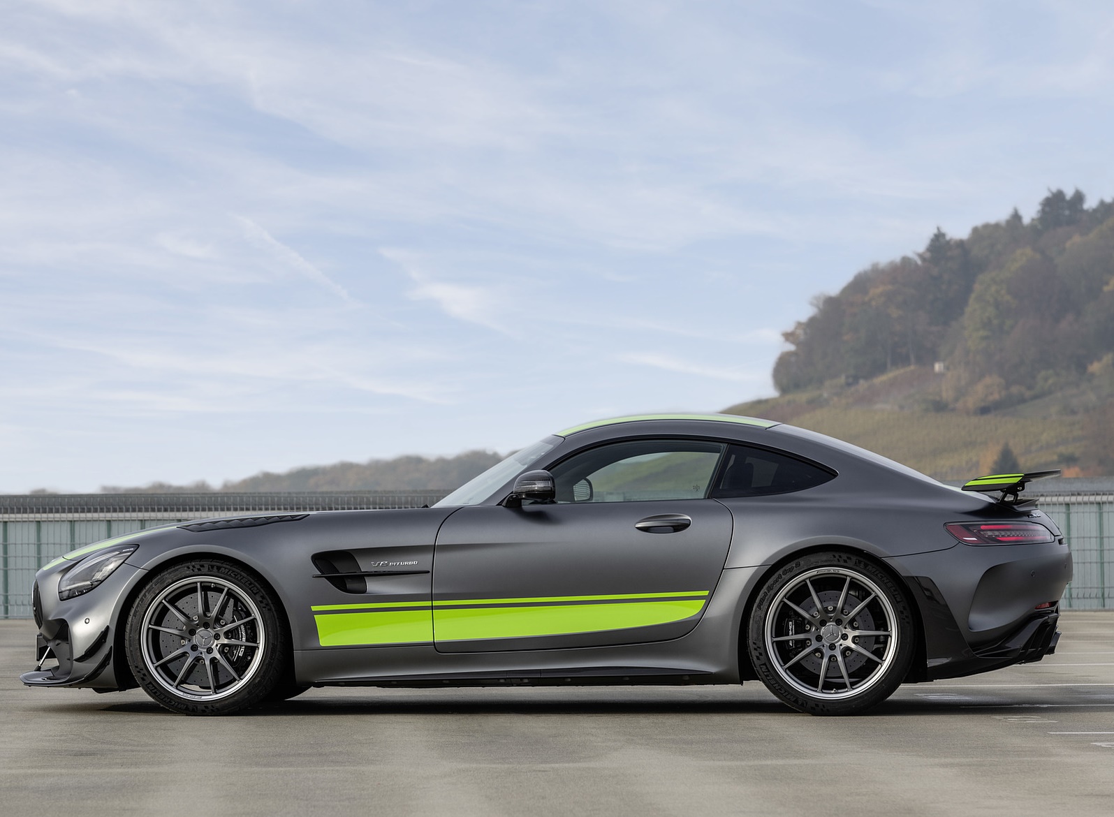 2020 Mercedes-AMG GT R Pro (Color: Selenite Grey Magno) Side Wallpapers #28 of 47