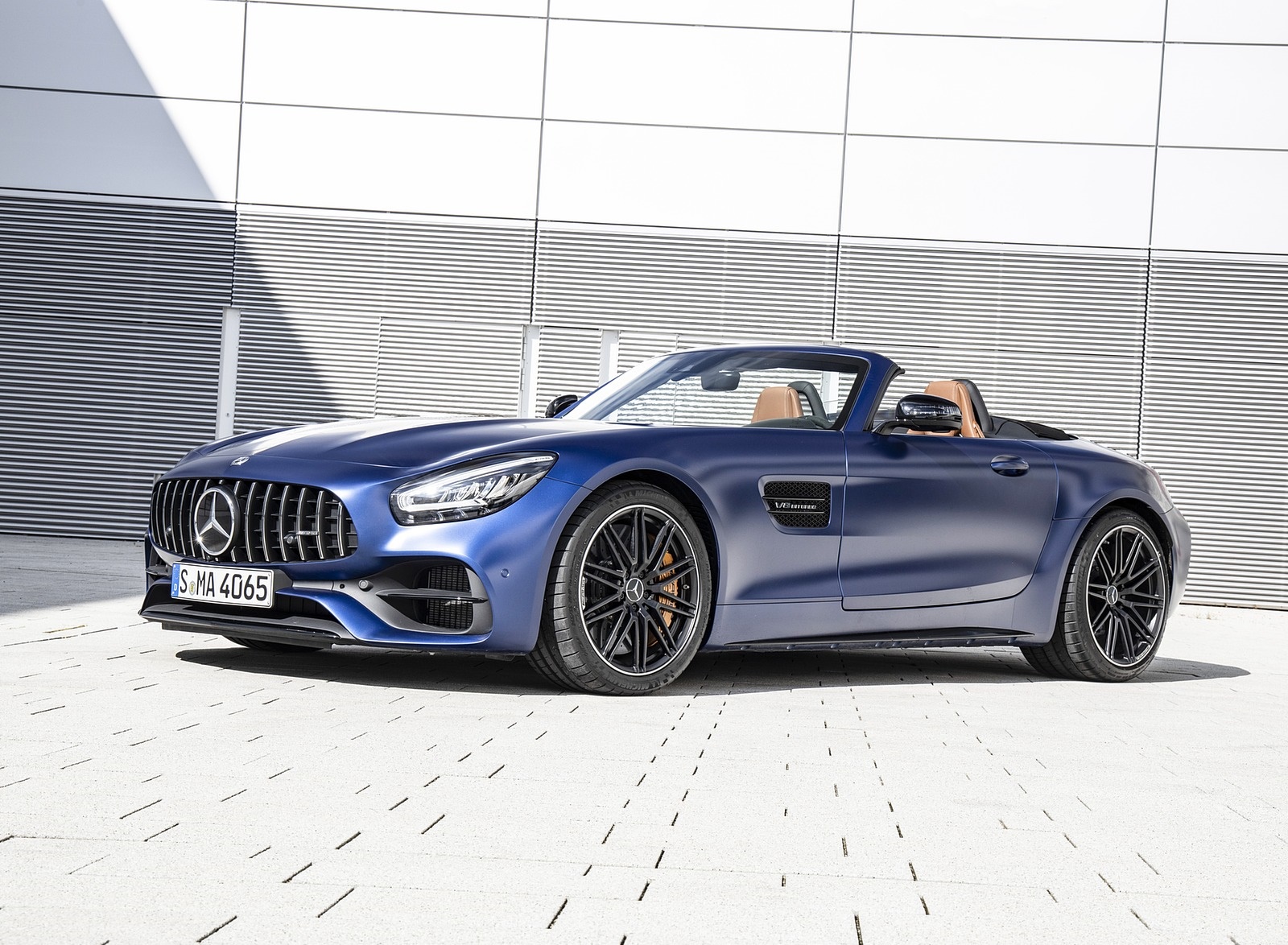 2020 Mercedes-AMG GT Roadster (Color: Brilliant Blue Magno) Front Three-Quarter Wallpapers #65 of 136