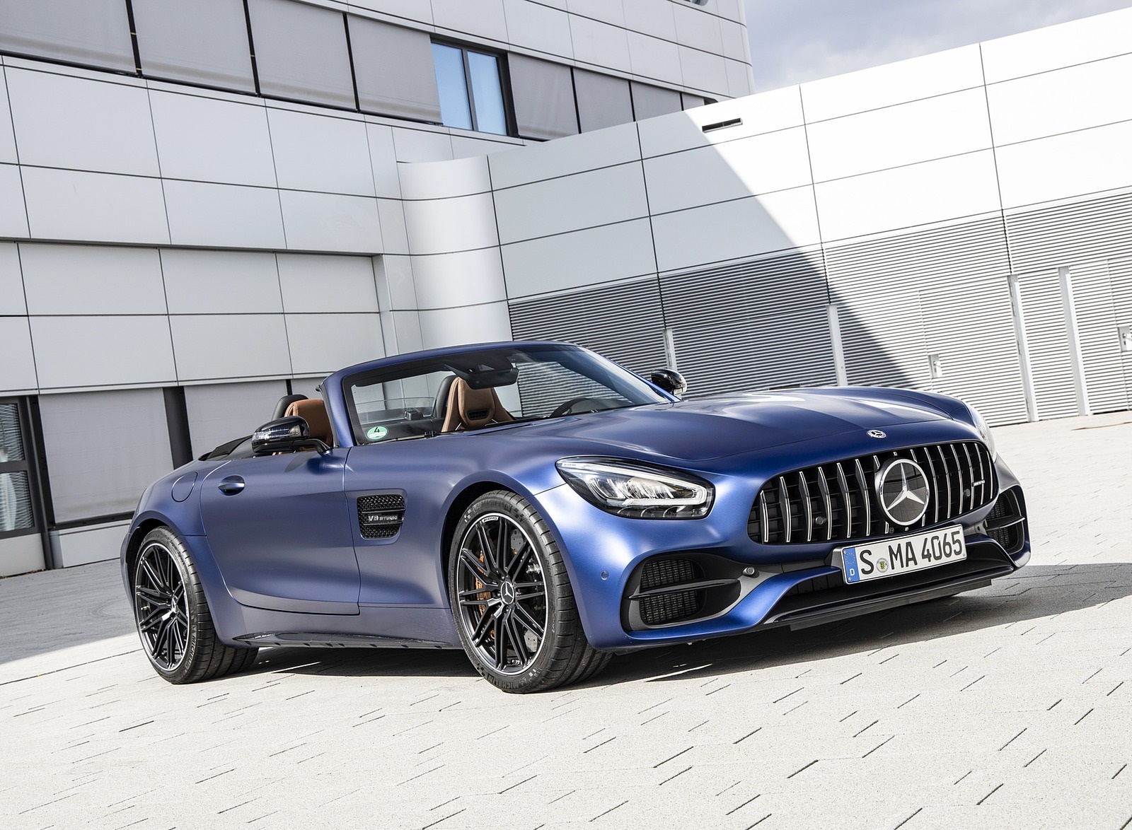 2020 Mercedes-AMG GT Roadster (Color: Brilliant Blue Magno) Front Three-Quarter Wallpapers #66 of 136