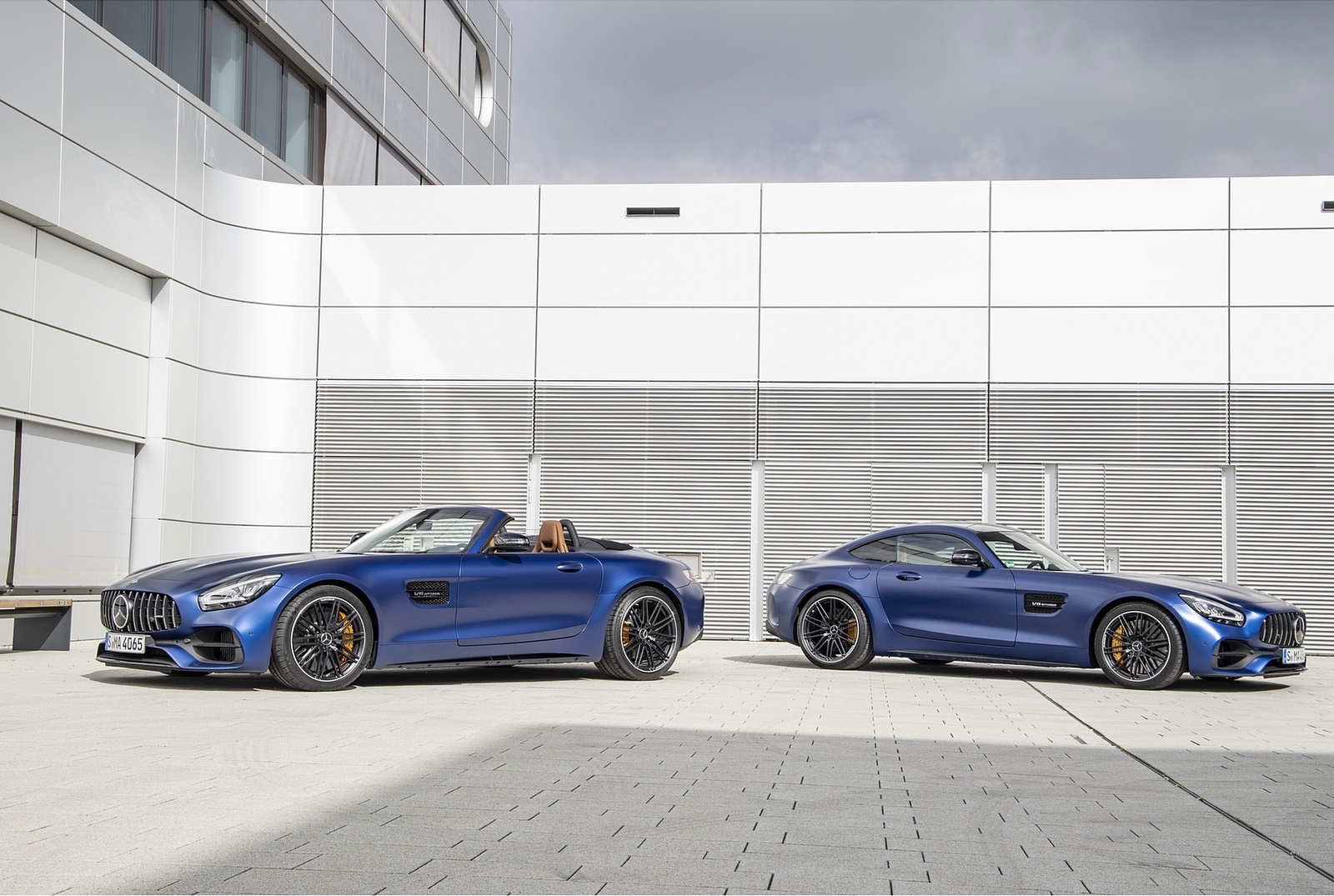 2020 Mercedes-AMG GT Roadster (Color: Brilliant Blue Magno) and GT Coupe Wallpapers #71 of 136