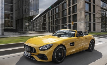 2020 Mercedes-AMG GT S Roadster (Color: AMG Solarbeam) Front Three-Quarter Wallpapers 450x275 (41)
