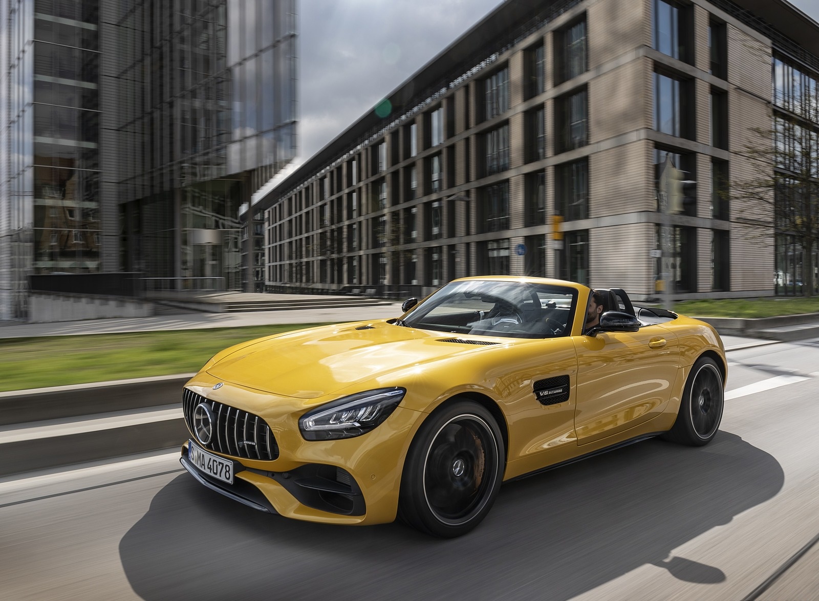 2020 Mercedes-AMG GT S Roadster (Color: AMG Solarbeam) Front Three-Quarter Wallpapers #41 of 136