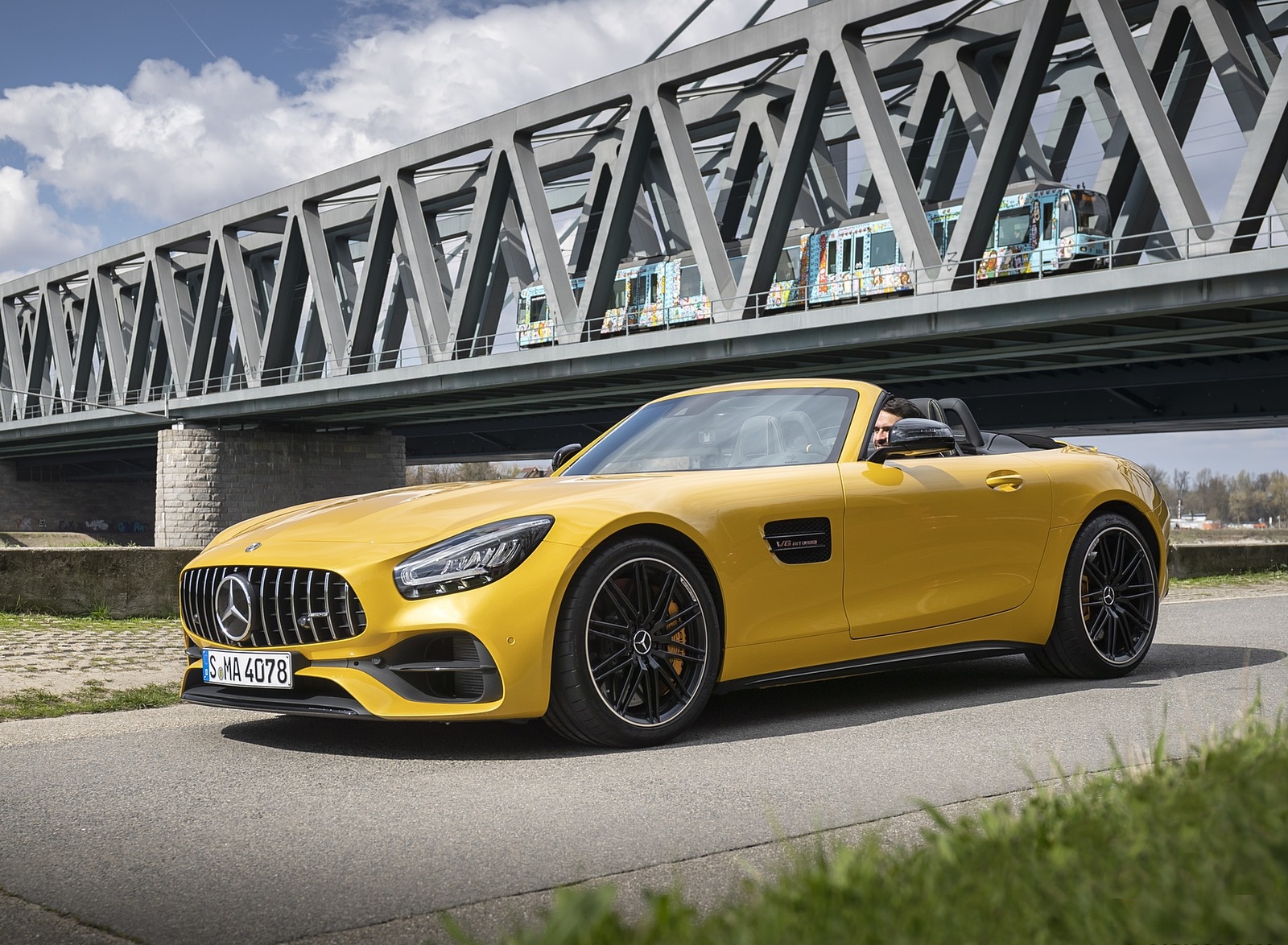 2020 Mercedes-AMG GT S Roadster (Color: AMG Solarbeam) Front Three-Quarter Wallpapers #47 of 136