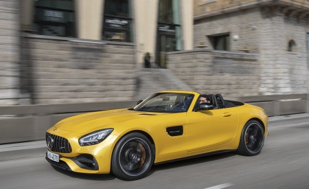 2020 Mercedes-AMG GT S Roadster (Color: AMG Solarbeam) Front Three-Quarter Wallpapers 450x275 (42)