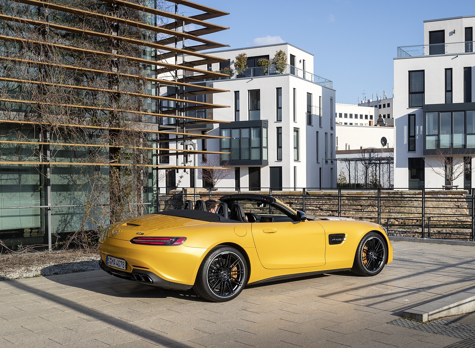 2020 Mercedes-AMG GT S Roadster (Color: AMG Solarbeam) Rear Three-Quarter Wallpapers #48 of 136