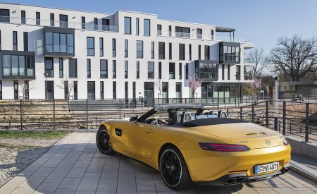 2020 Mercedes-AMG GT S Roadster (Color: AMG Solarbeam) Rear Three-Quarter Wallpapers 450x275 (49)
