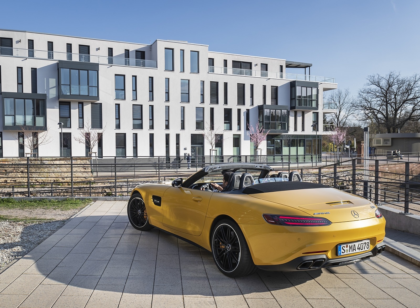 2020 Mercedes-AMG GT S Roadster (Color: AMG Solarbeam) Rear Three-Quarter Wallpapers #49 of 136