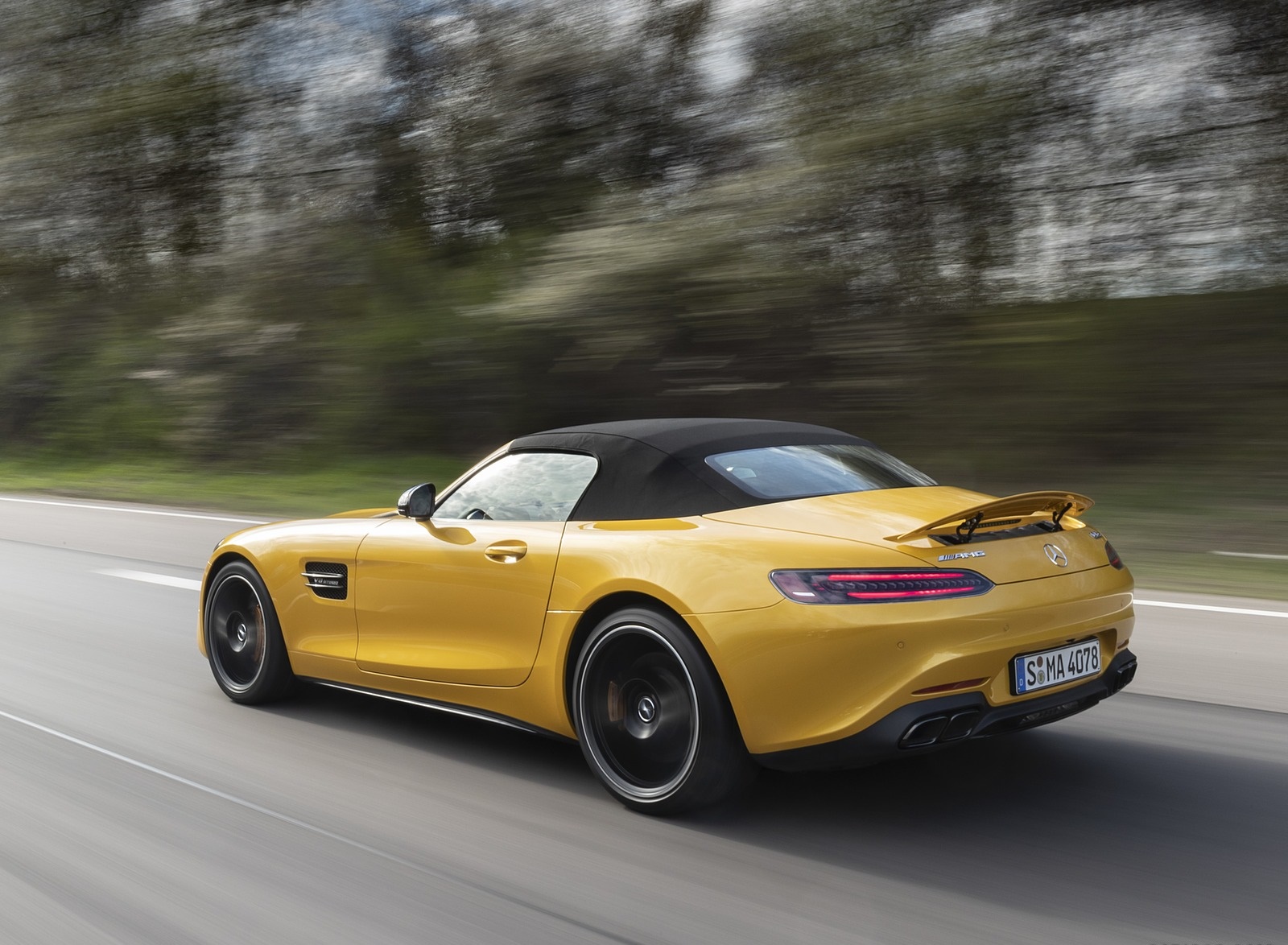 2020 Mercedes-AMG GT S Roadster (Color: AMG Solarbeam) Rear Three-Quarter Wallpapers #43 of 136