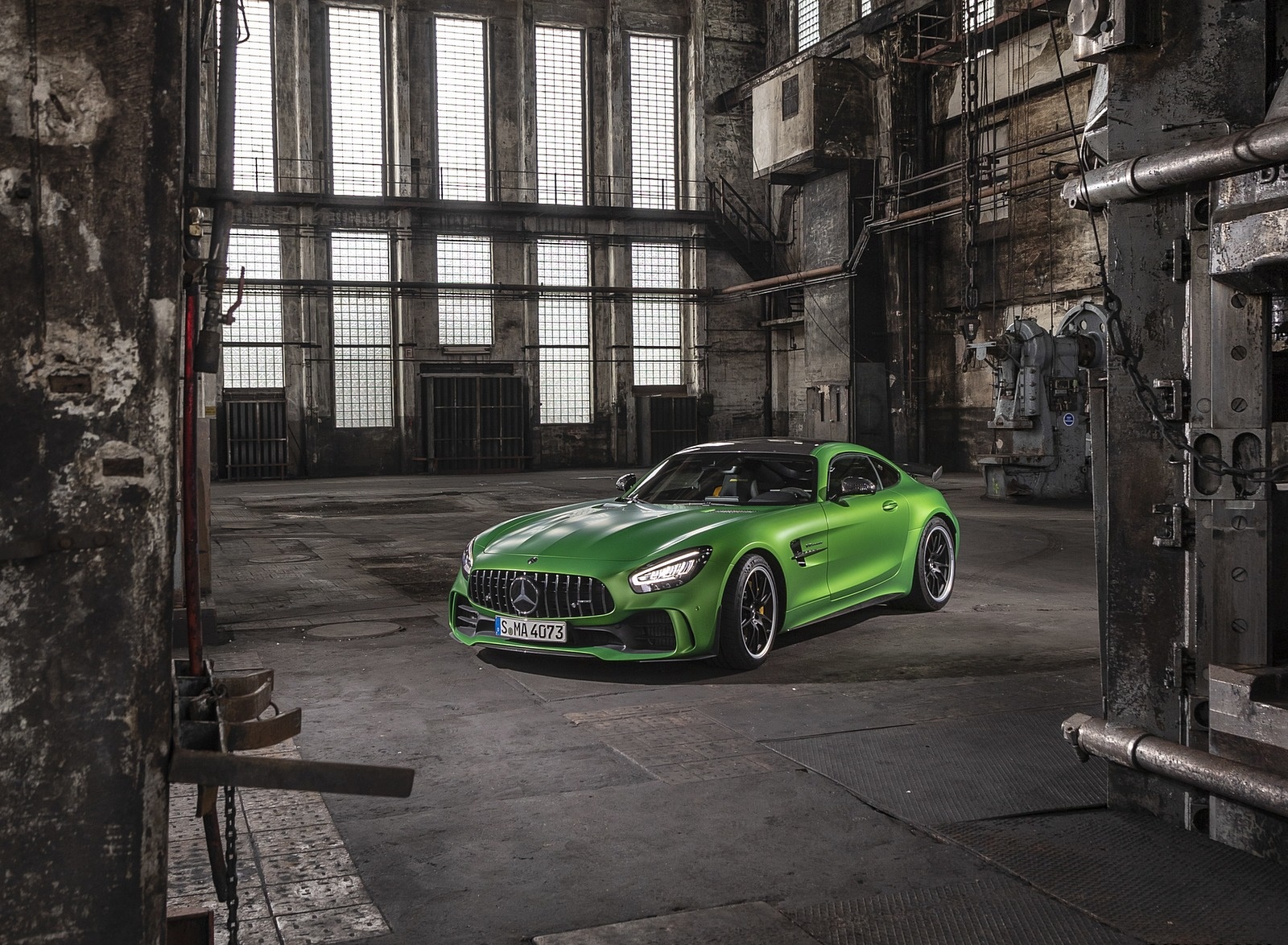 2020 Mercedes-AMG R Coupe (Color: Green Hell Magno) Front Three-Quarter Wallpapers #23 of 136