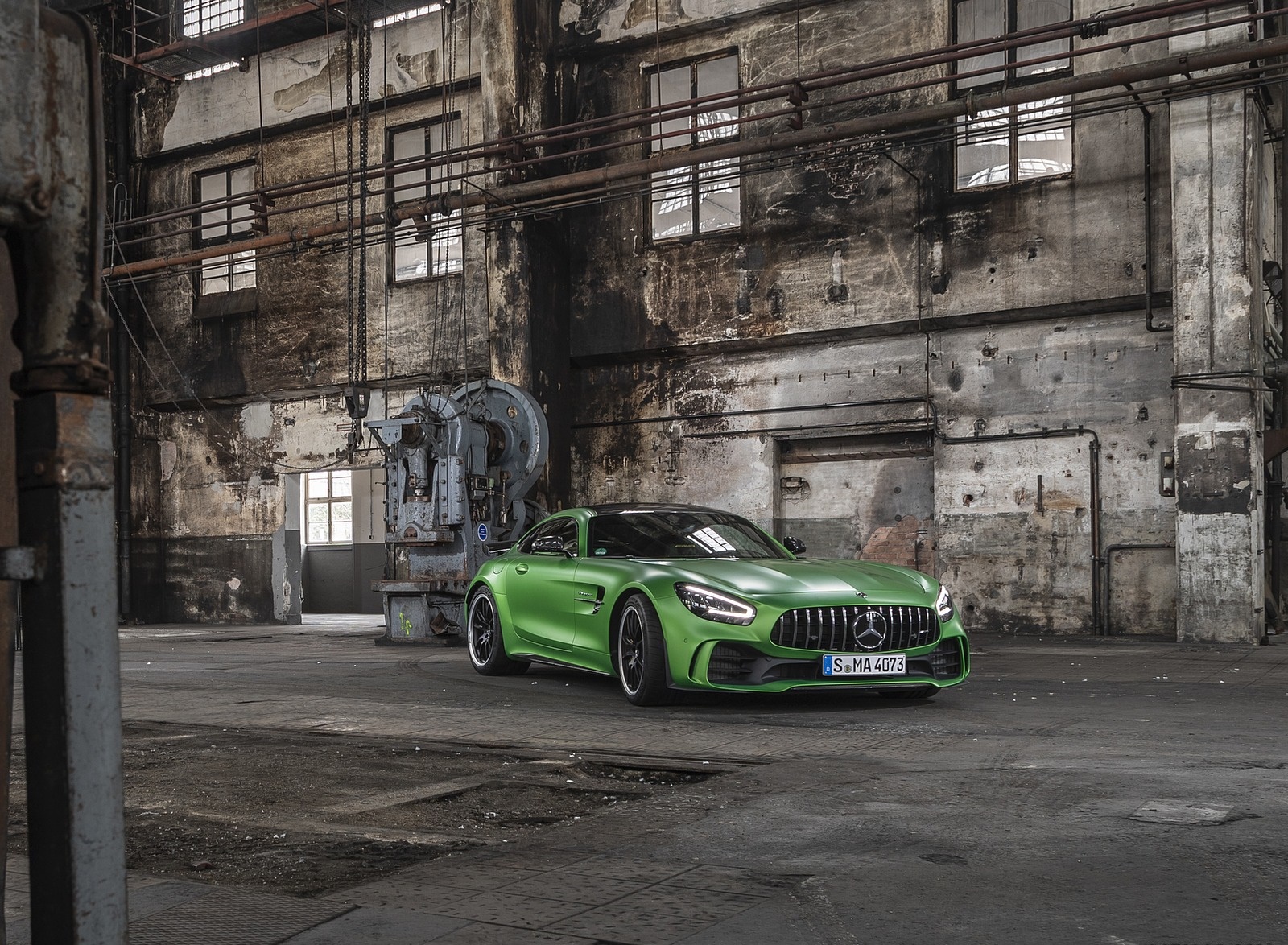 2020 Mercedes-AMG R Coupe (Color: Green Hell Magno) Front Three-Quarter Wallpapers #24 of 136