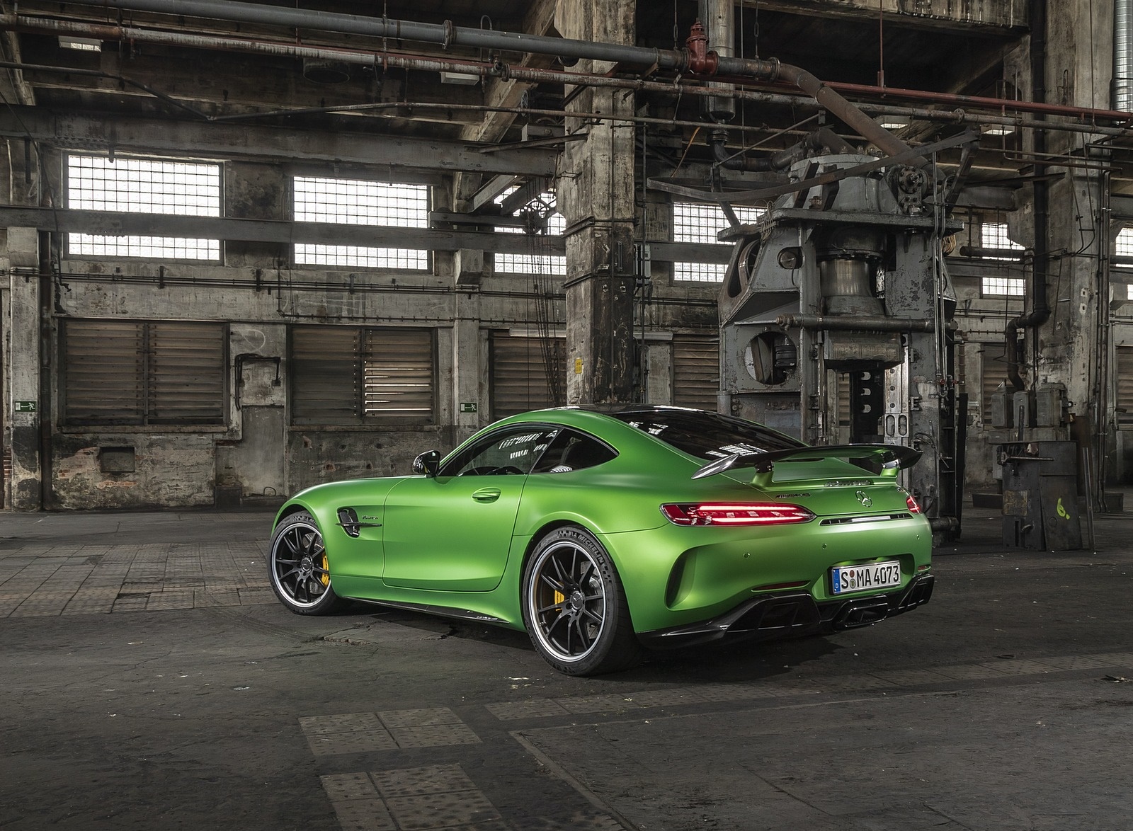 2020 Mercedes-AMG R Coupe (Color: Green Hell Magno) Rear Three-Quarter Wallpapers #27 of 136