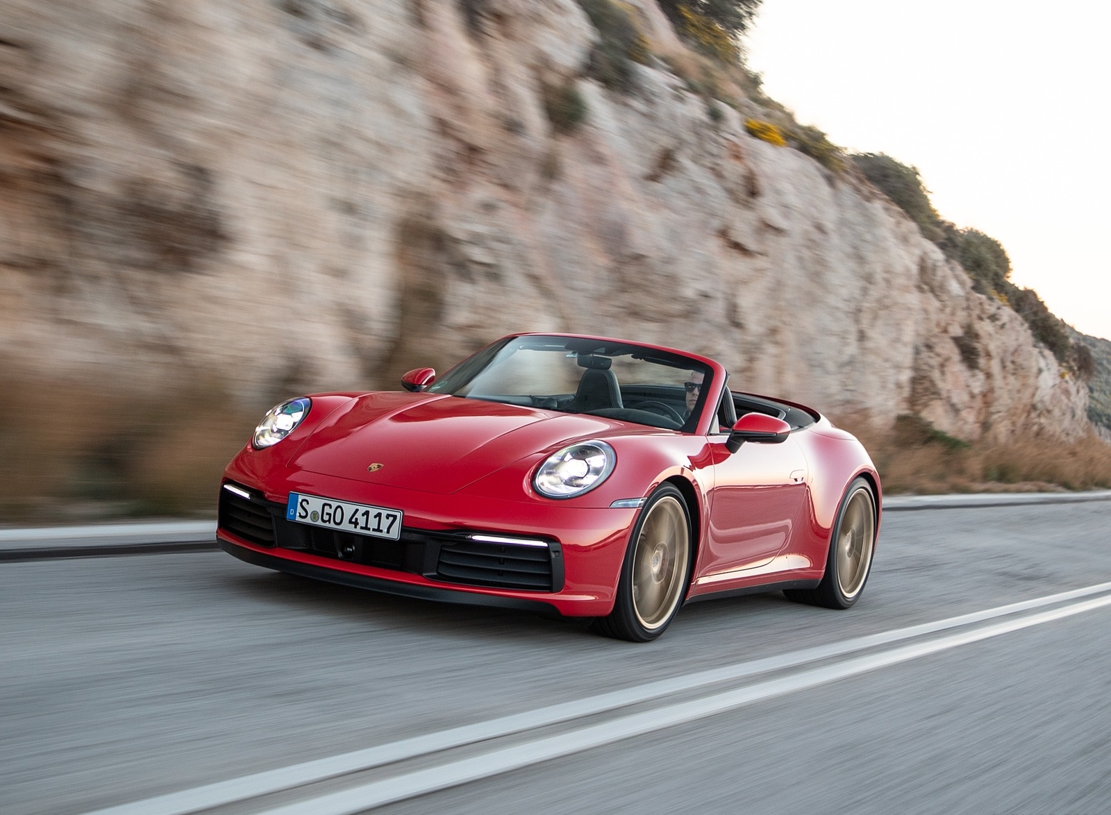 Porsche 911 по дороге кабриолет