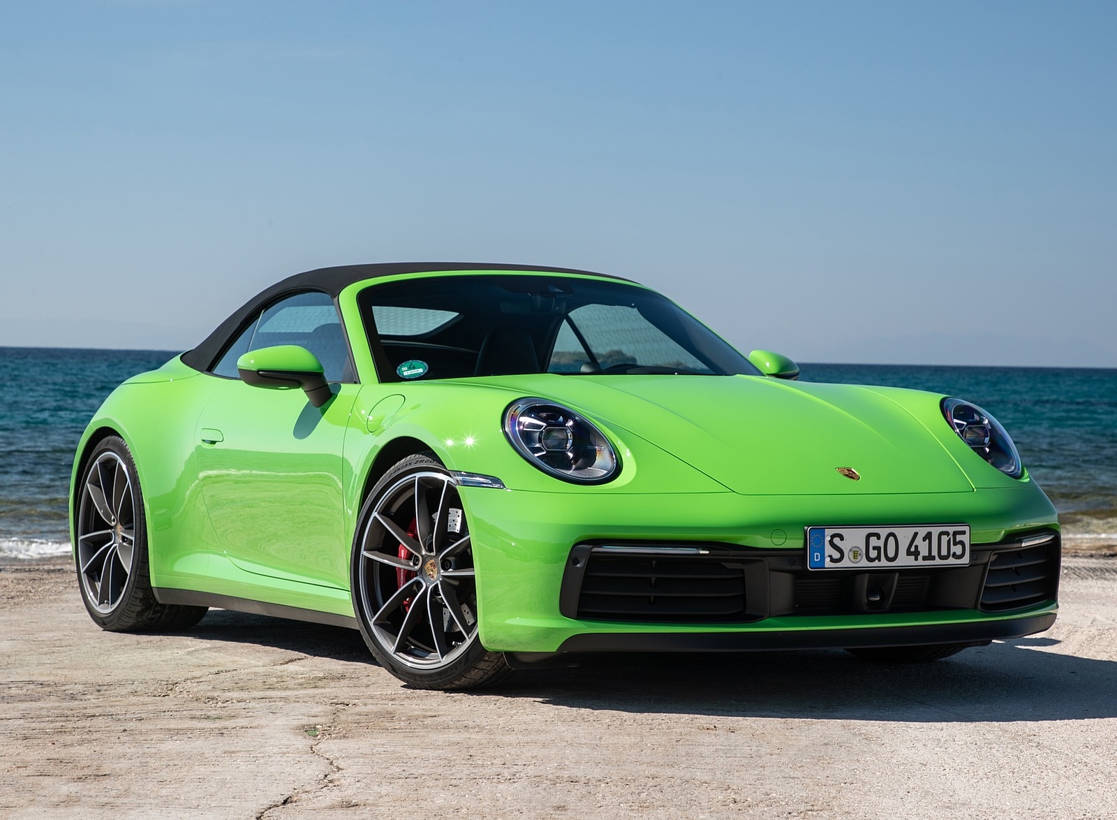 2020 Porsche 911 Carrera S Cabriolet (Color: Lizard Green) Front Three-Quarter Wallpapers #18 of 193