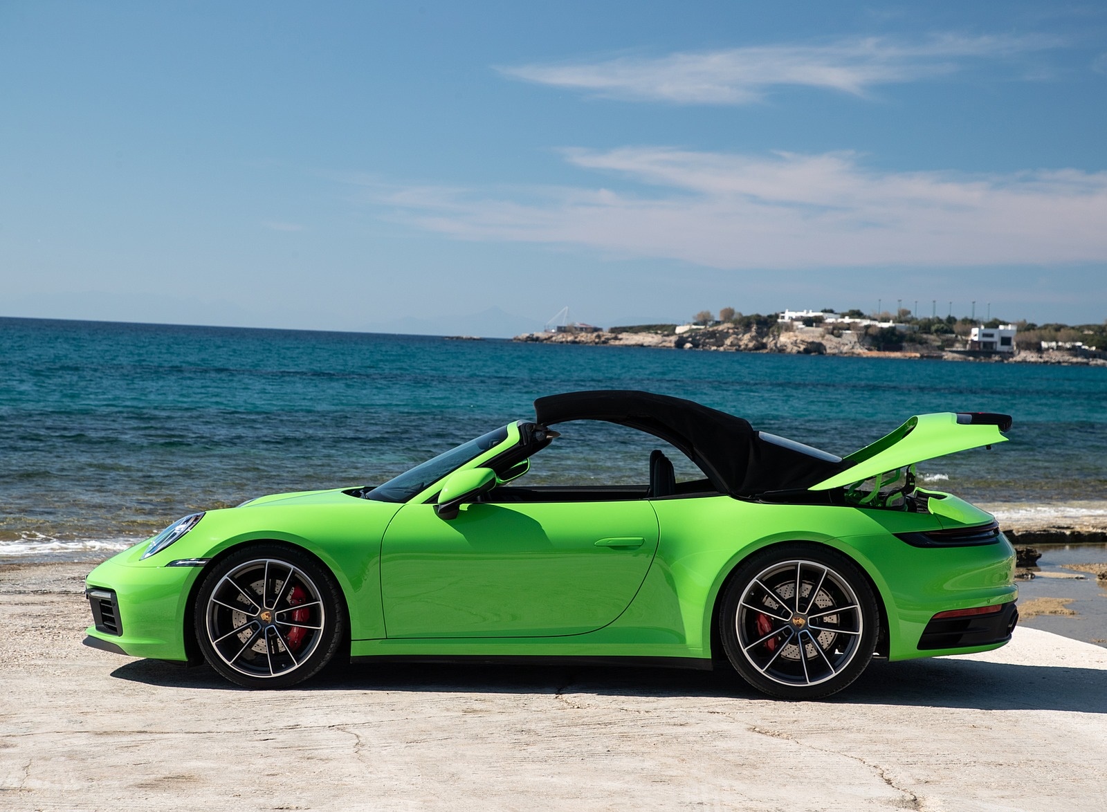 2020 Porsche 911 Carrera S Cabriolet (Color: Lizard Green) Side Wallpapers #29 of 193