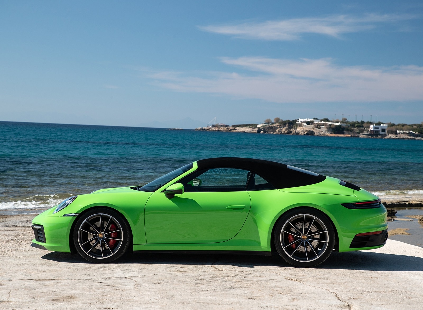 2020 Porsche 911 Carrera S Cabriolet (Color: Lizard Green) Side Wallpapers #31 of 193