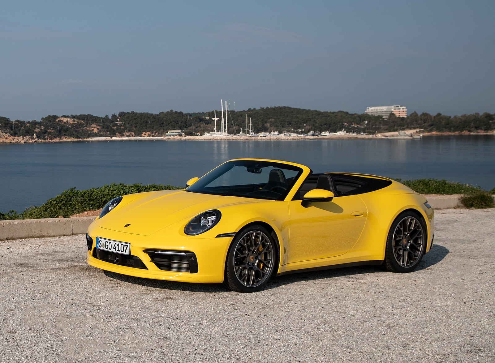 2020 Porsche 911 Carrera S Cabriolet (Color: Racing Yellow) Front Three-Quarter Wallpapers #152 of 193