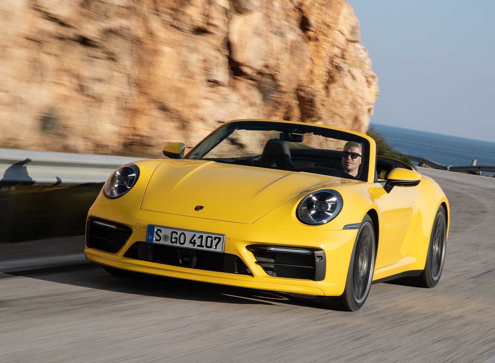 Желтая 911 Porsche Carrera 4s