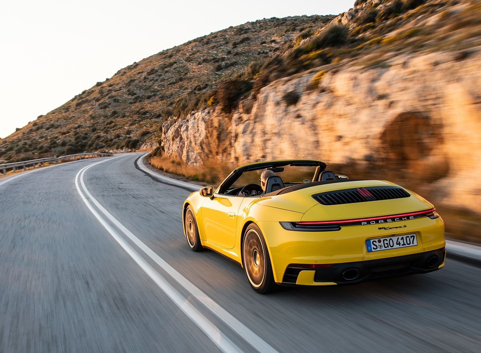 Porsche 911 по дороге кабриолет