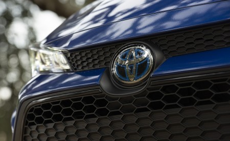 2020 Toyota Corolla Hybrid LE (Color: Blue Crush Metallic) Badge Wallpapers 450x275 (12)