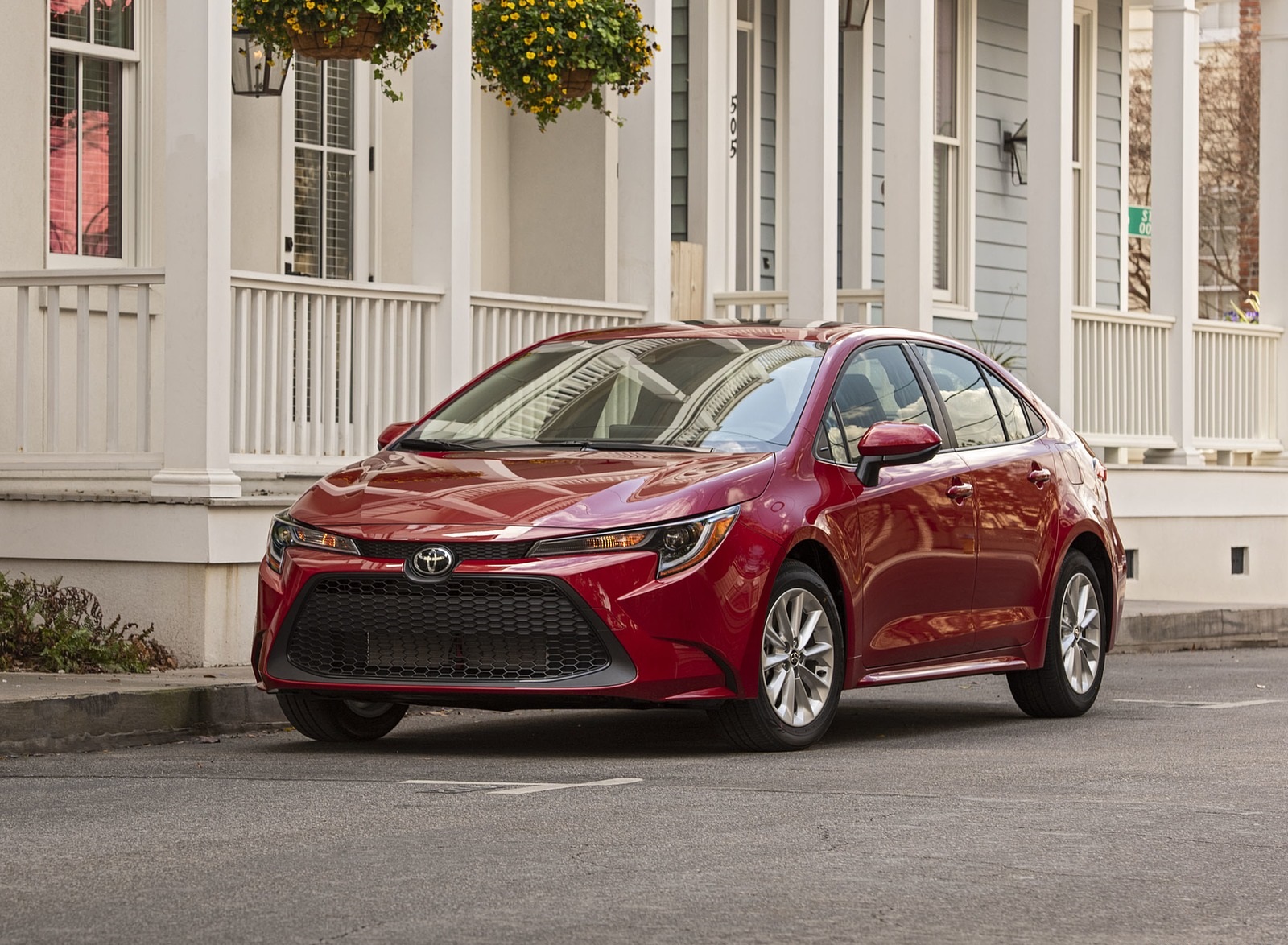 2020 Toyota Corolla LE (Color: Barcelona Red Metallic) Front Three-Quarter Wallpapers #65 of 77