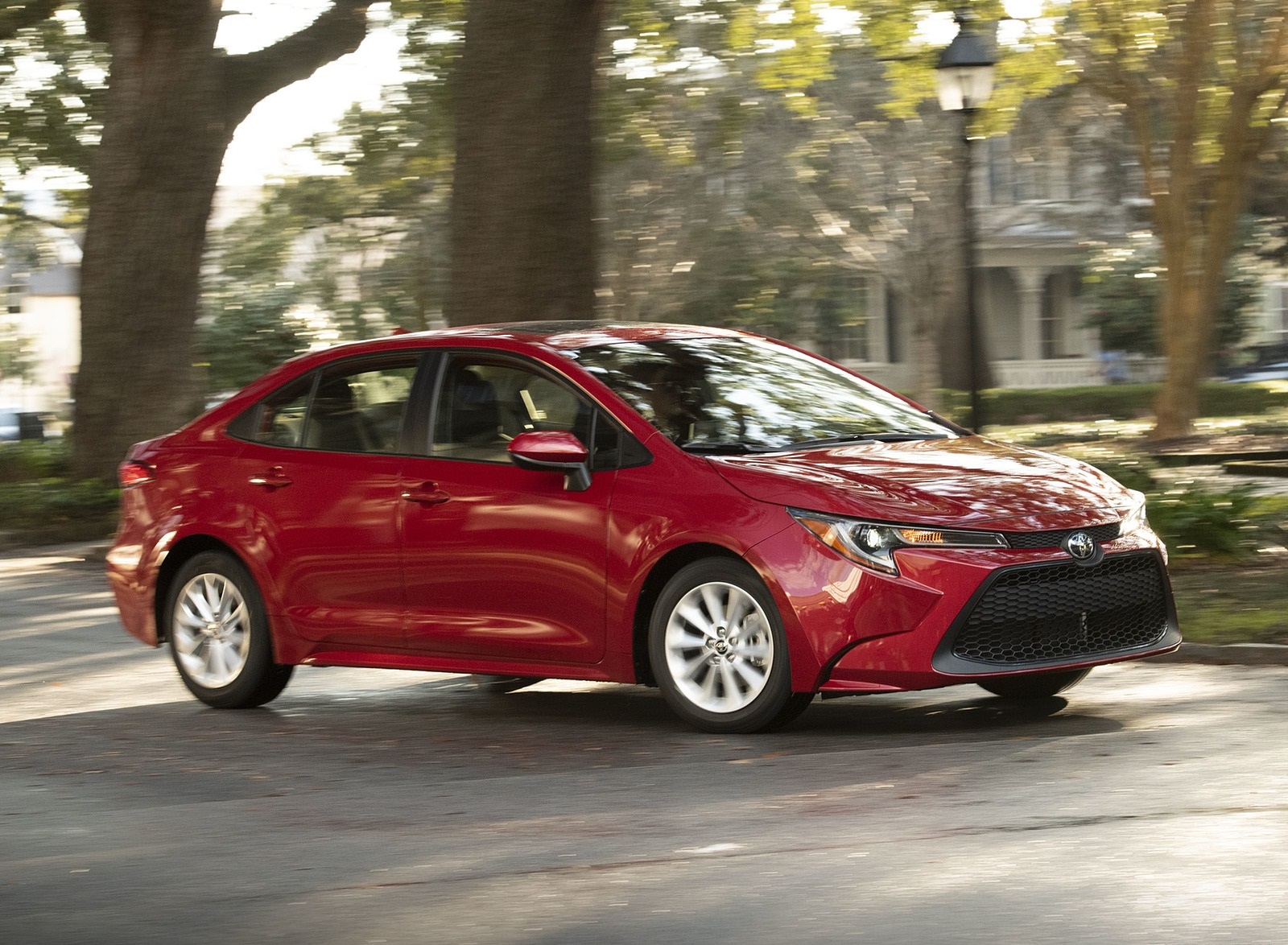 2020 Toyota Corolla LE (Color: Barcelona Red Metallic) Front Three-Quarter Wallpapers #63 of 77