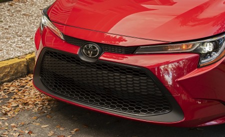 2020 Toyota Corolla LE (Color: Barcelona Red Metallic) Grille Wallpapers 450x275 (69)