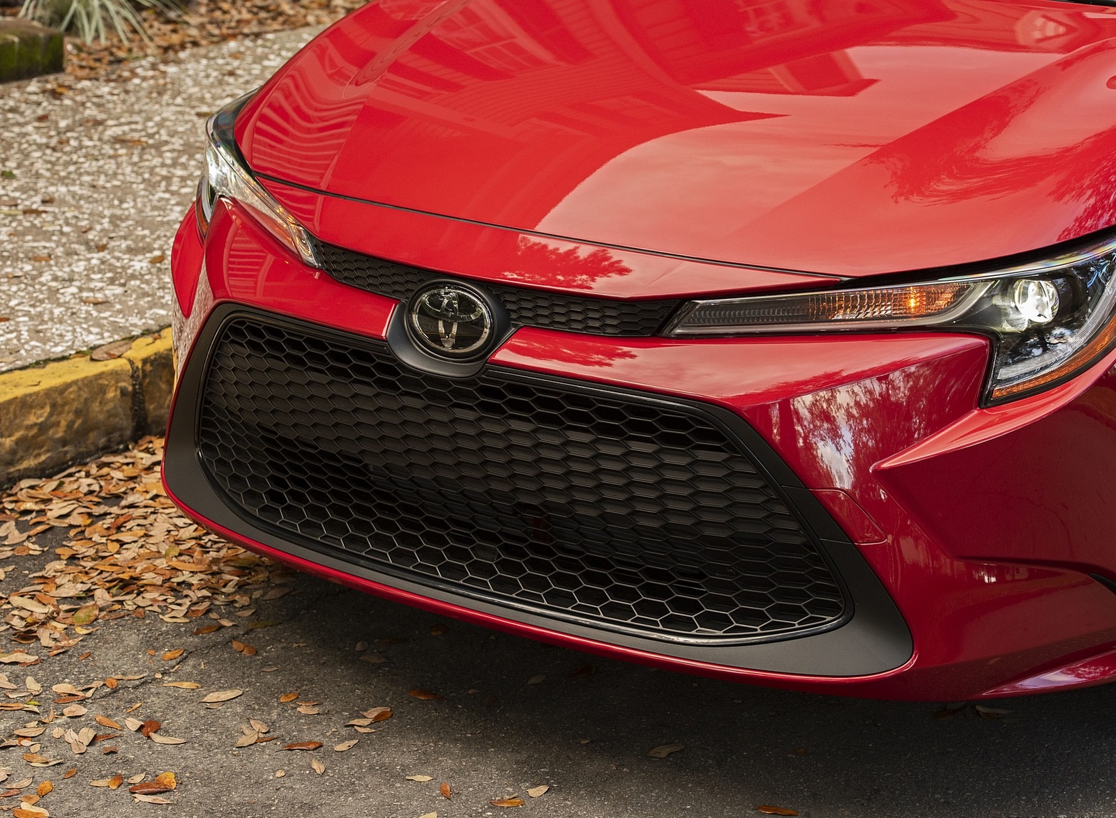 2020 Toyota Corolla LE (Color: Barcelona Red Metallic) Grille Wallpapers #69 of 77