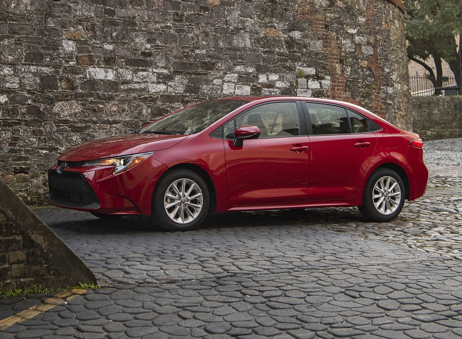 2020 Toyota Corolla LE (Color: Barcelona Red Metallic) Side Wallpapers #67 of 77