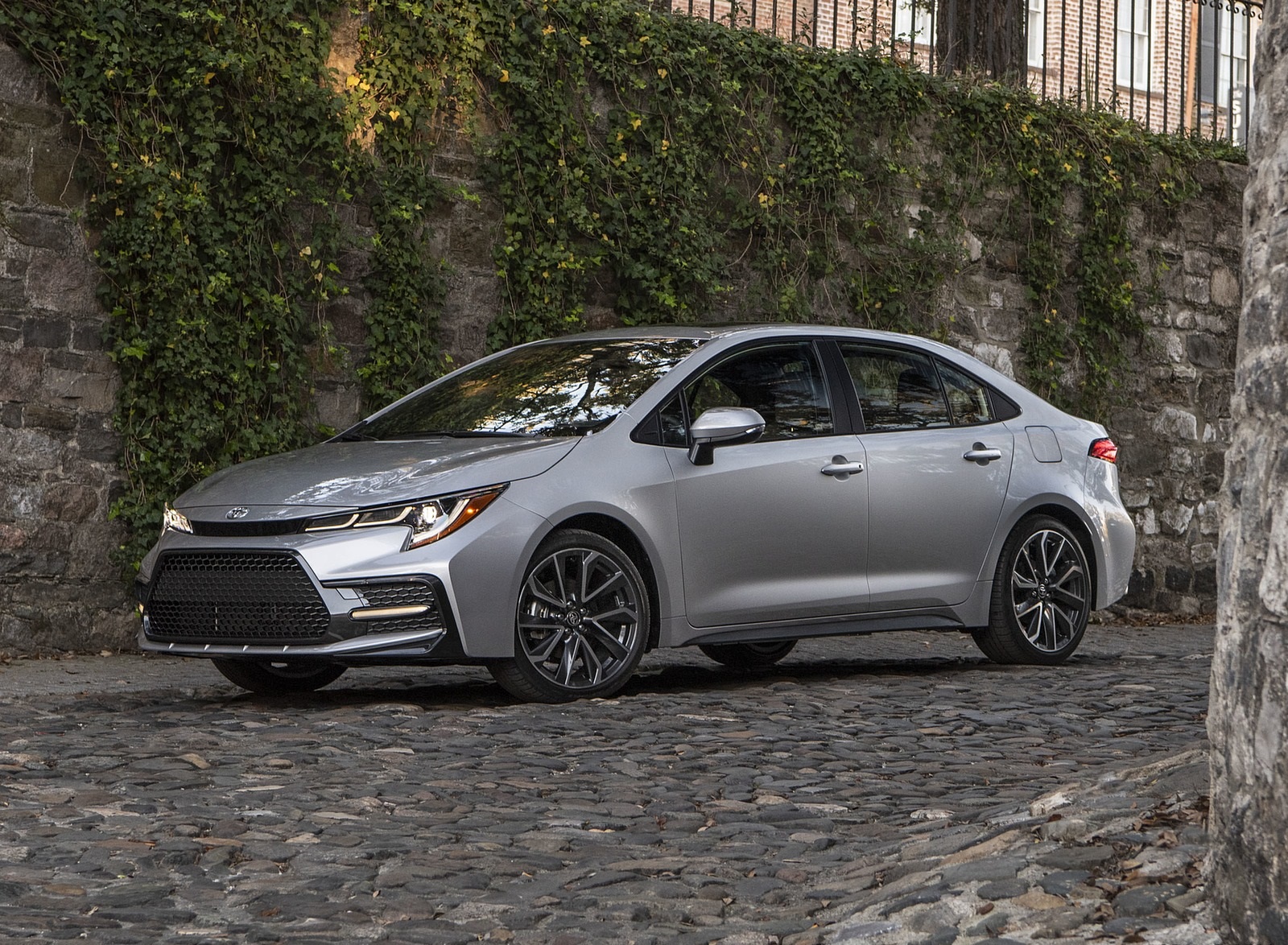 2020 Toyota Corolla SE (Color: Classic Silver Metallic) Front Three-Quarter Wallpapers #37 of 77