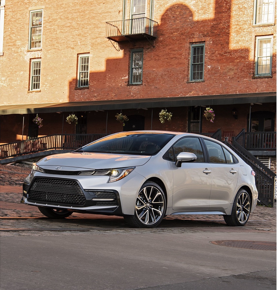 2020 Toyota Corolla SE (Color: Classic Silver Metallic) Front Three-Quarter Wallpapers #33 of 77
