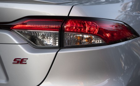 2020 Toyota Corolla SE (Color: Classic Silver Metallic) Tail Light Wallpapers 450x275 (42)