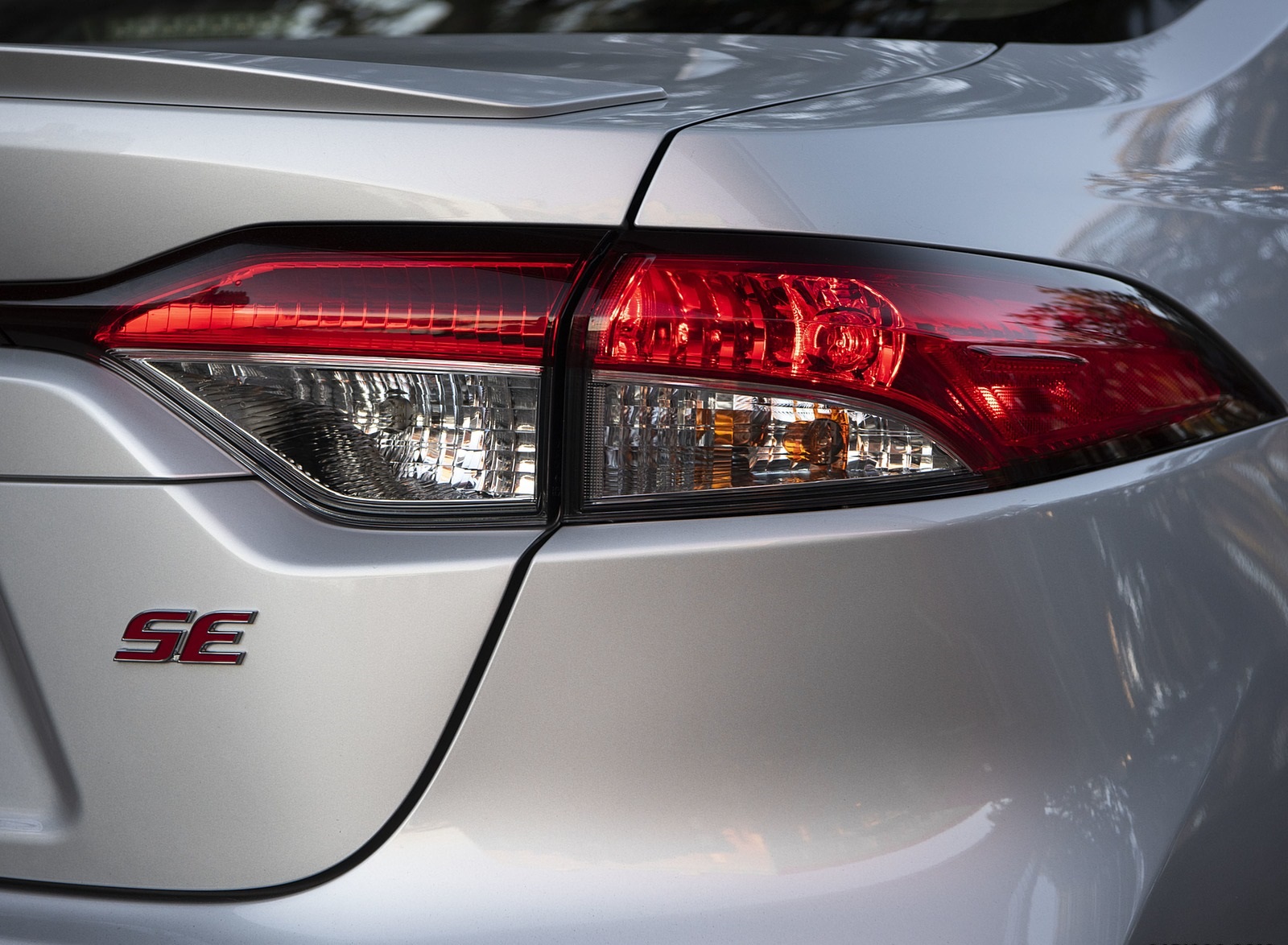 2020 Toyota Corolla SE (Color: Classic Silver Metallic) Tail Light Wallpapers #42 of 77