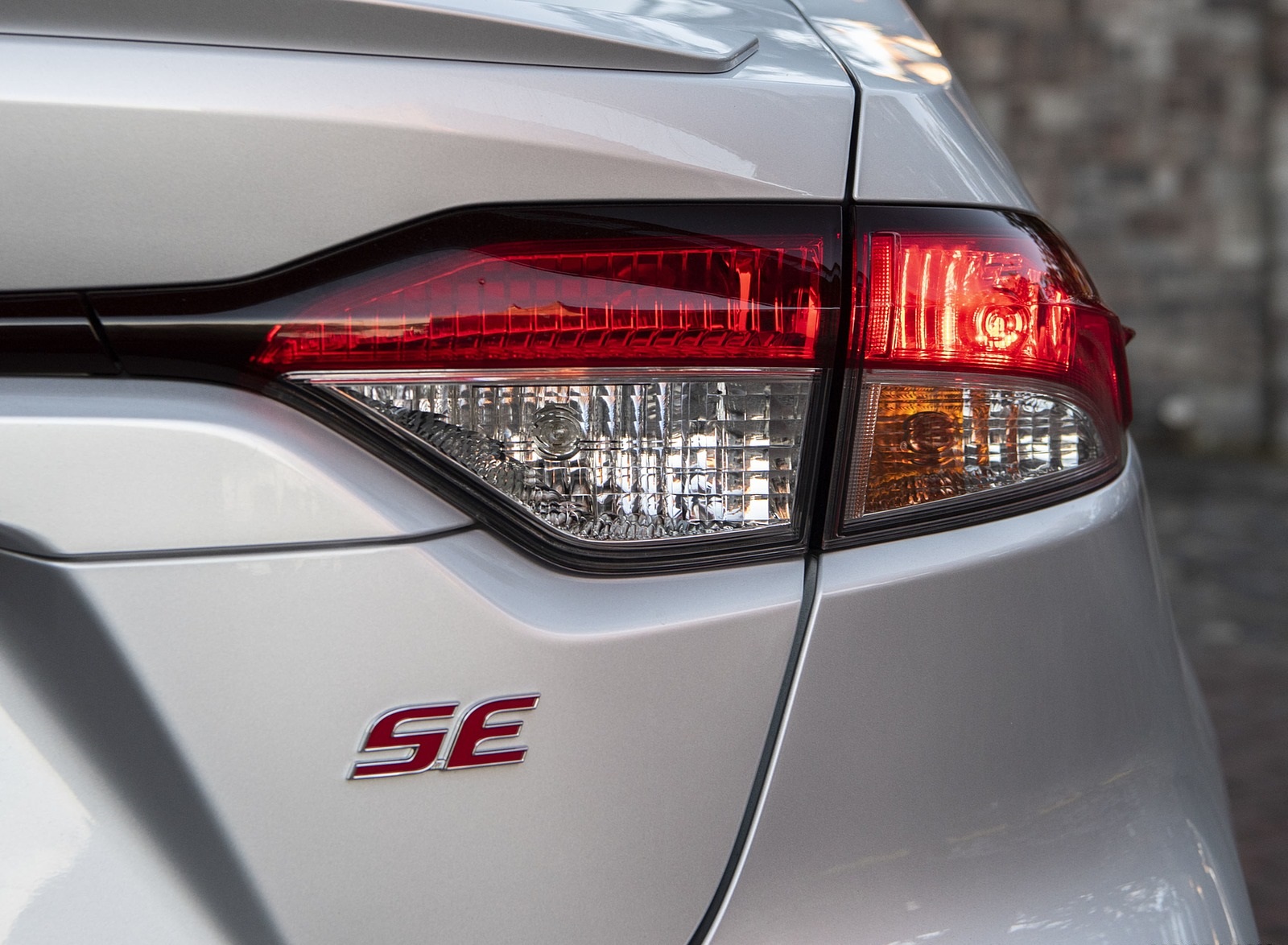 2020 Toyota Corolla SE (Color: Classic Silver Metallic) Tail Light Wallpapers #43 of 77