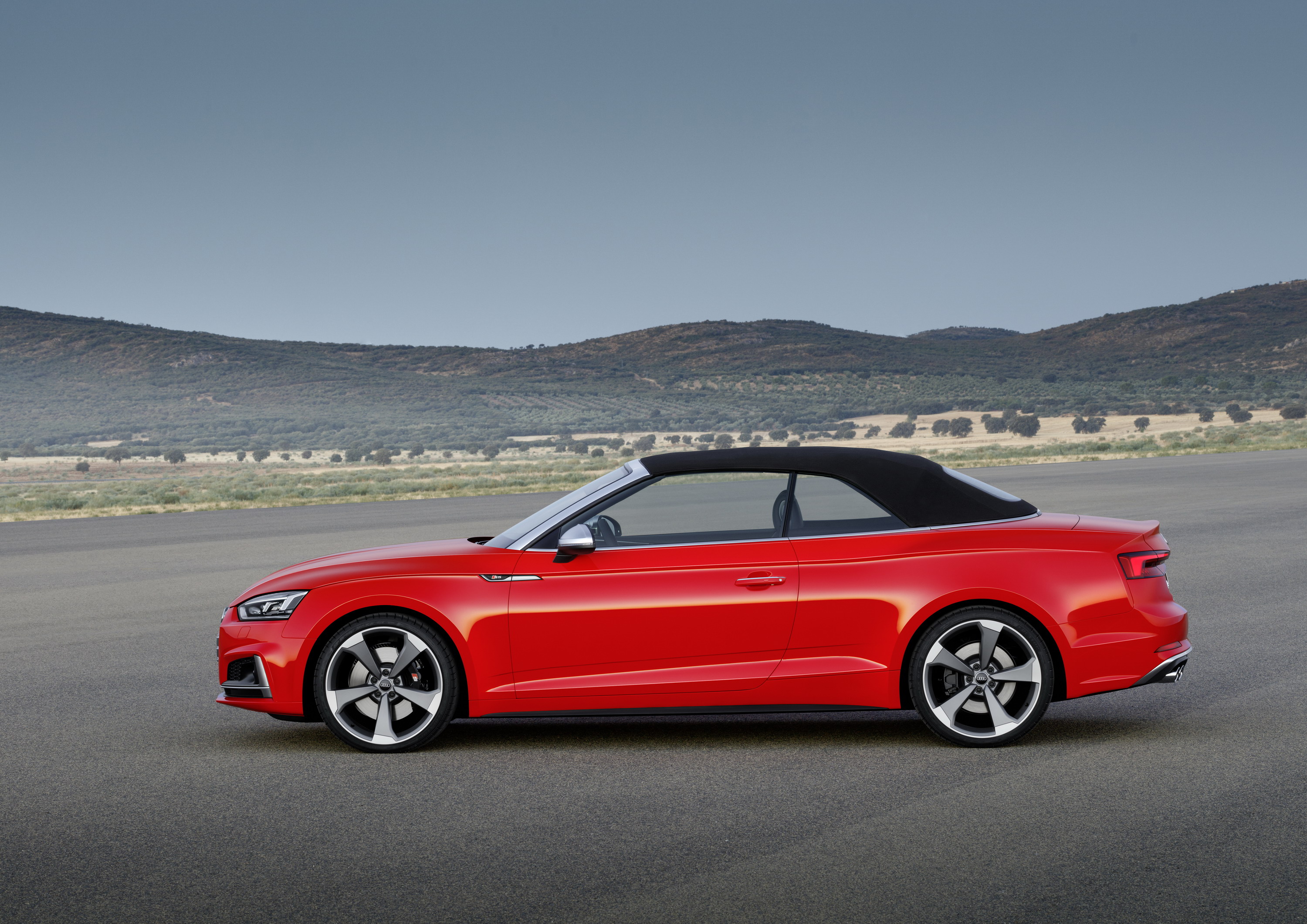 2018 Audi S5 Cabriolet (Color: Misano Red) Side Wallpapers #12 of 37