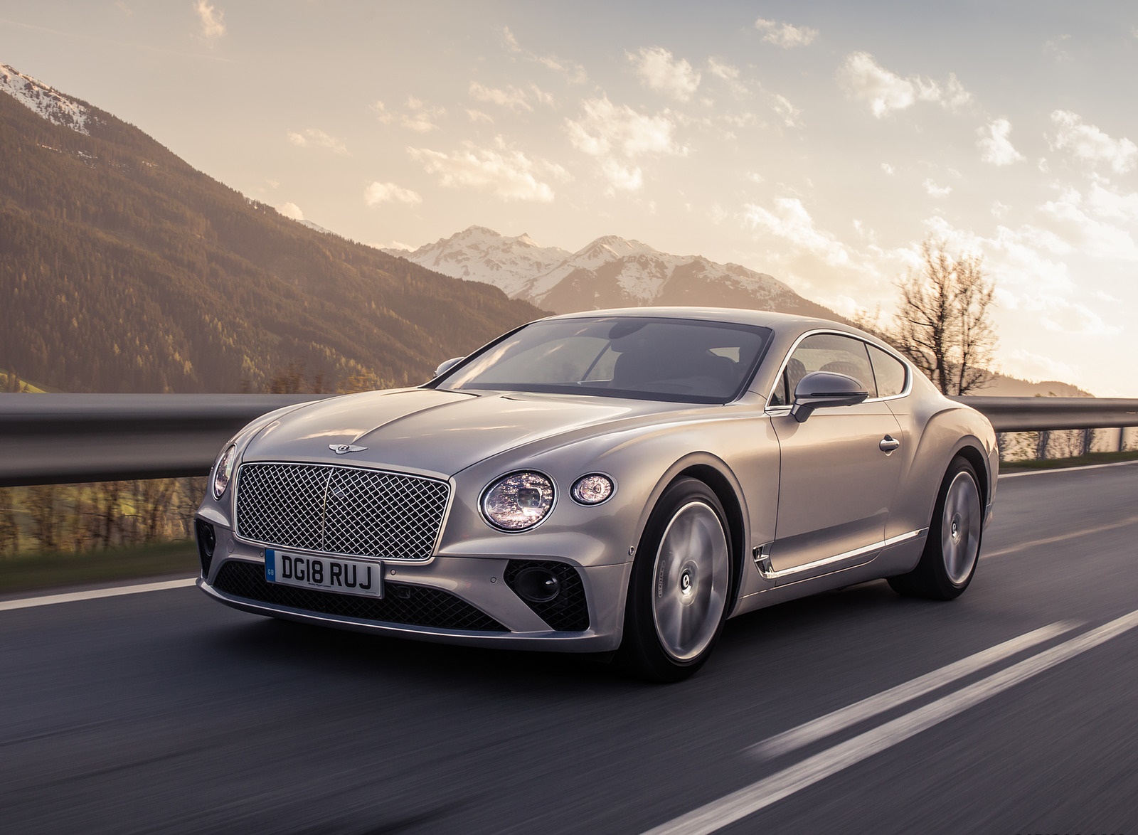 2018 Bentley Continental GT (Color: Extreme Silver) Front Three-Quarter Wallpapers #53 of 158