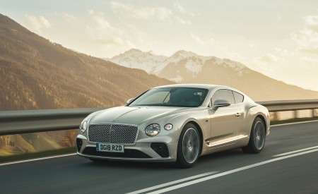 2018 Bentley Continental GT (Color: White Sand) Front Three-Quarter Wallpapers 450x275 (96)