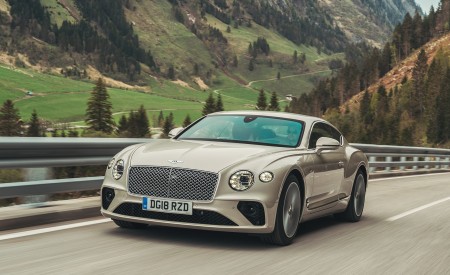 2018 Bentley Continental GT (Color: White Sand) Front Three-Quarter Wallpapers 450x275 (97)