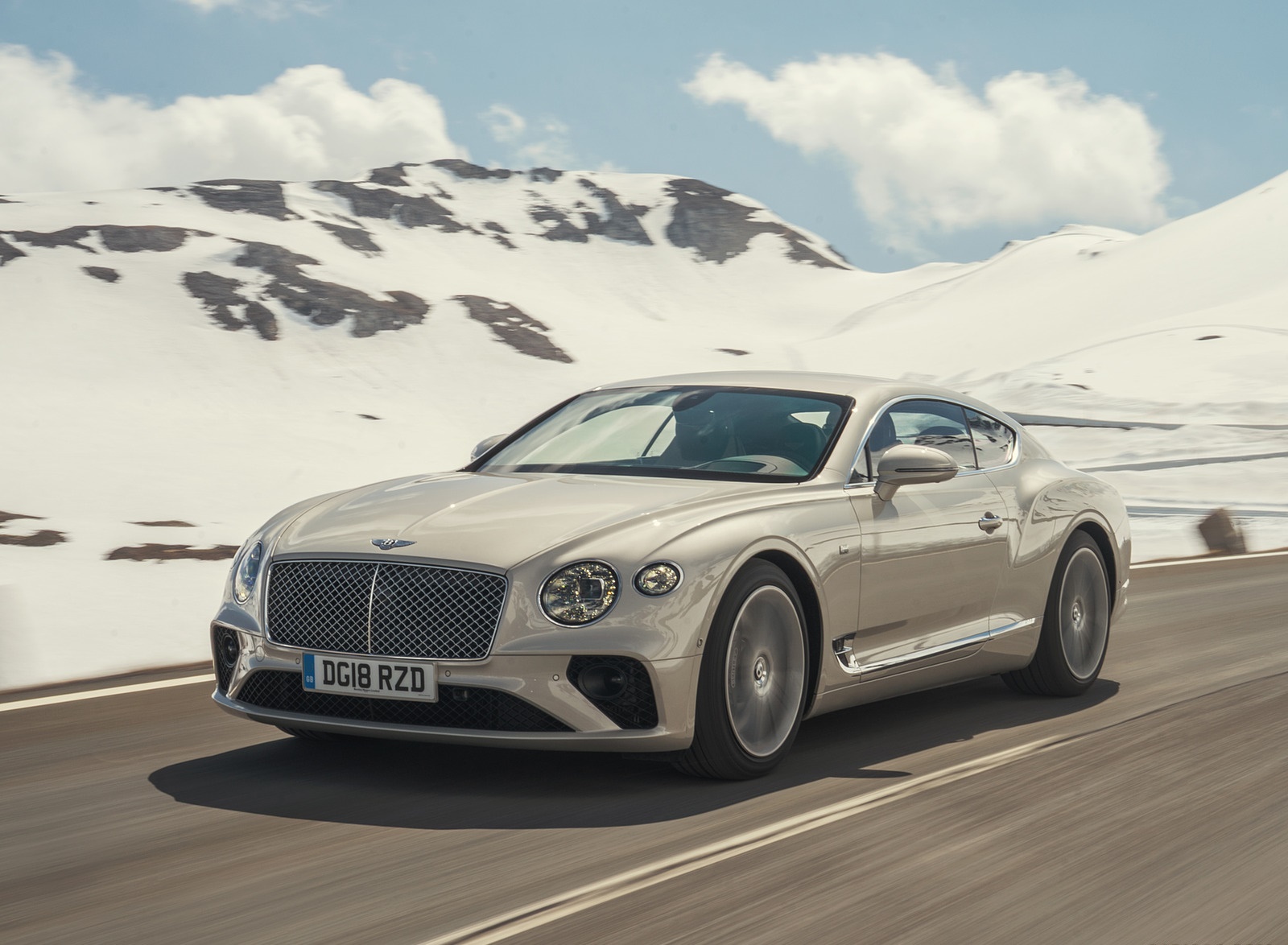 2018 Bentley Continental GT (Color: White Sand) Front Three-Quarter Wallpapers #98 of 158