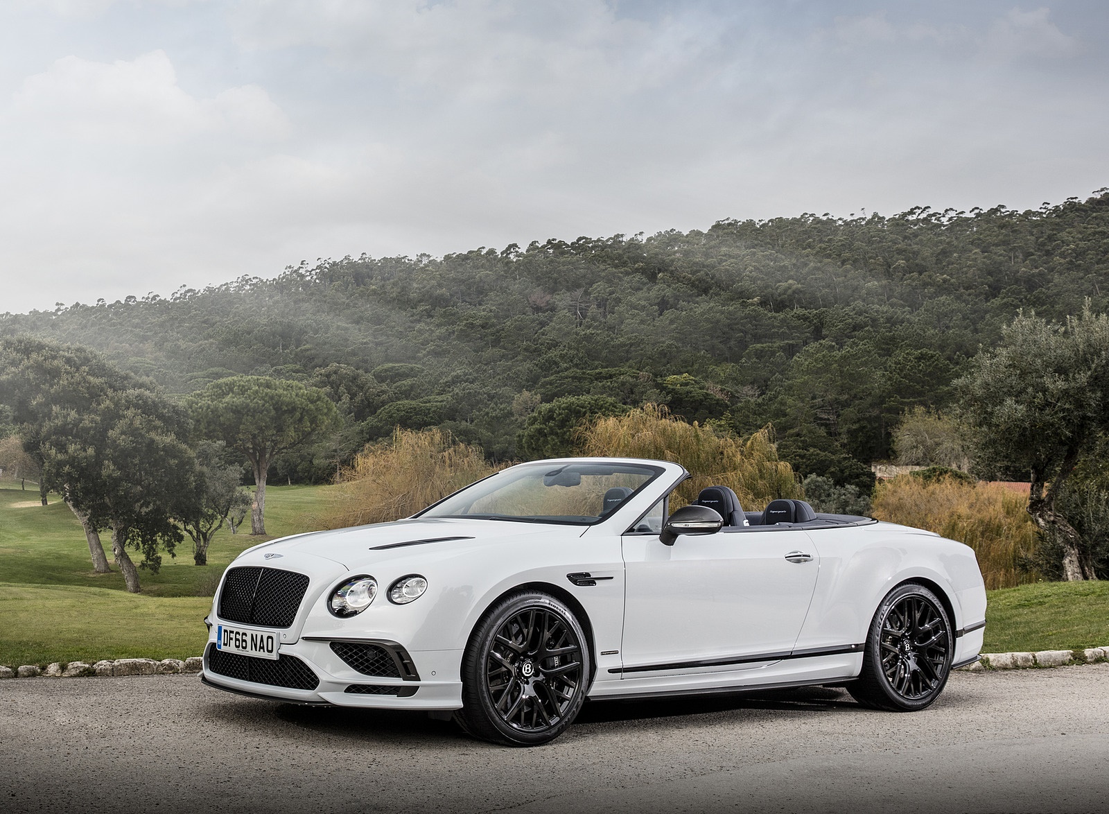 2018 Bentley Continental GT Supersports Convertible (Color: Ice White) Front Three-Quarter Wallpapers #91 of 178