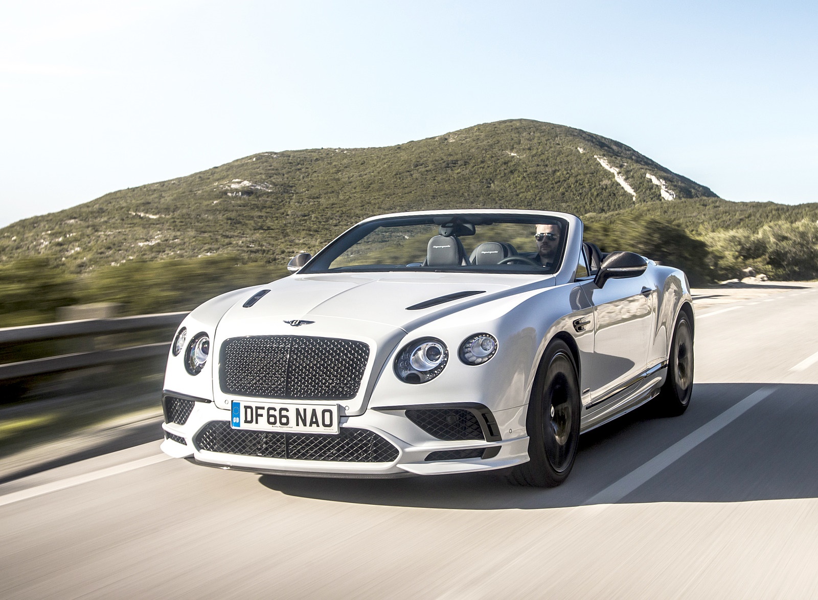 2018 Bentley Continental GT Supersports Convertible (Color: Ice White) Front Three-Quarter Wallpapers #84 of 178