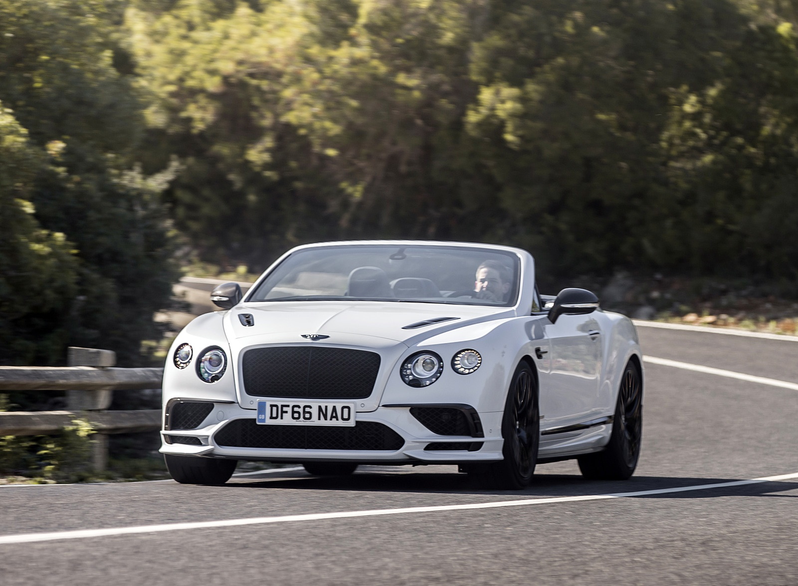 2018 Bentley Continental GT Supersports Convertible (Color: Ice White) Front Three-Quarter Wallpapers #92 of 178