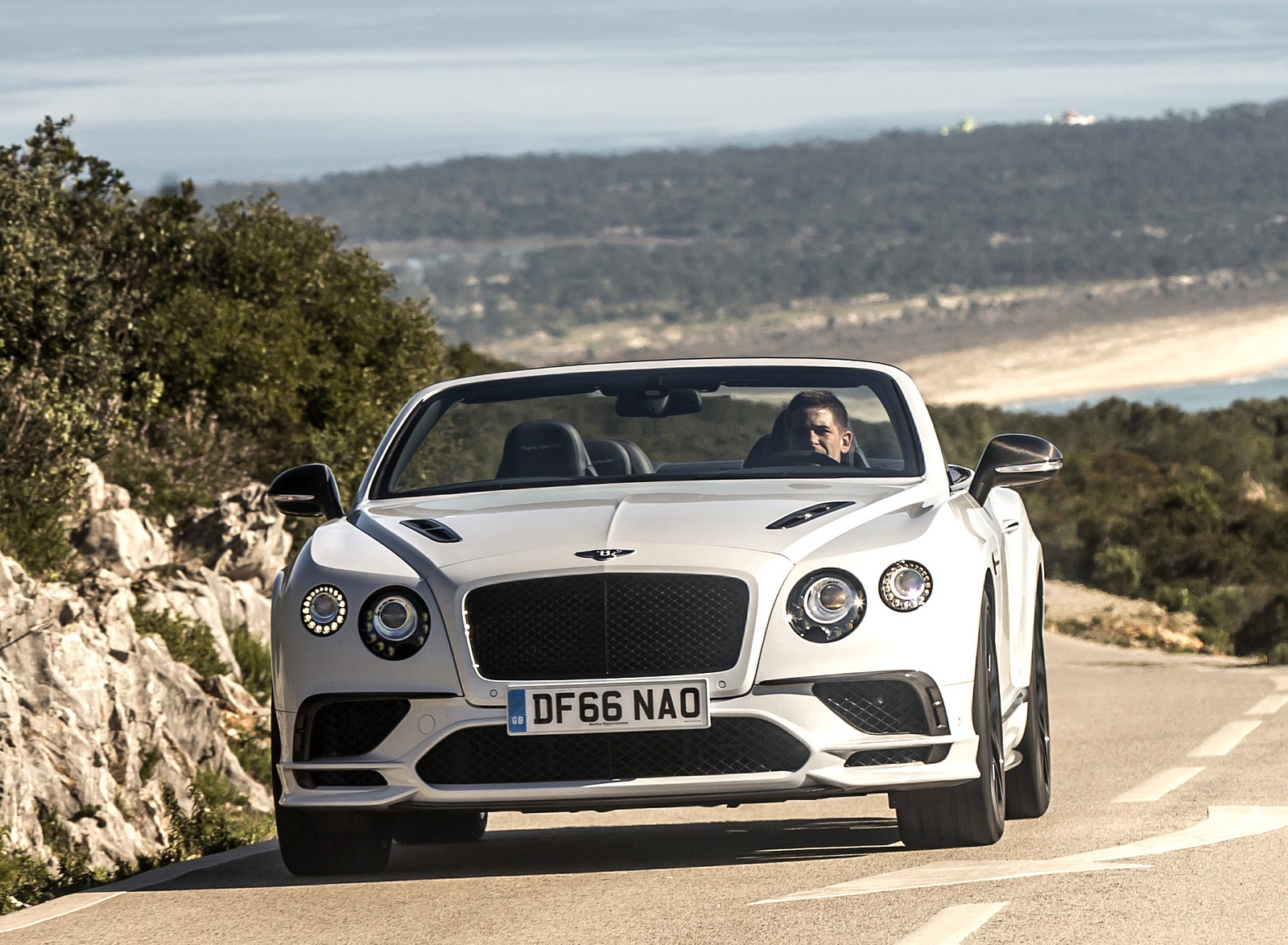 2018 Bentley Continental GT Supersports Convertible (Color: Ice White) Front Wallpapers #94 of 178