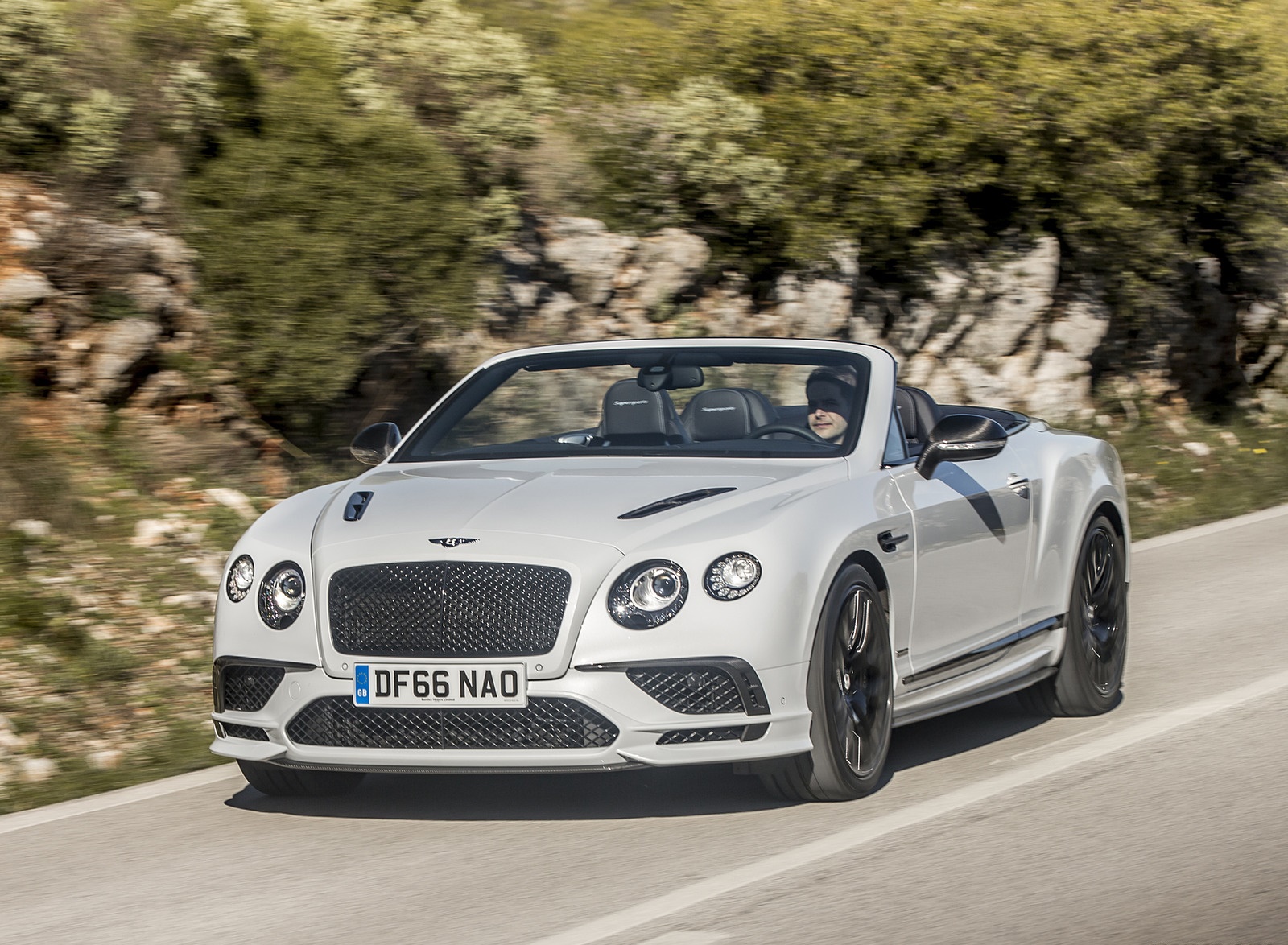2018 Bentley Continental GT Supersports Convertible (Color: Ice White) Front Wallpapers #87 of 178