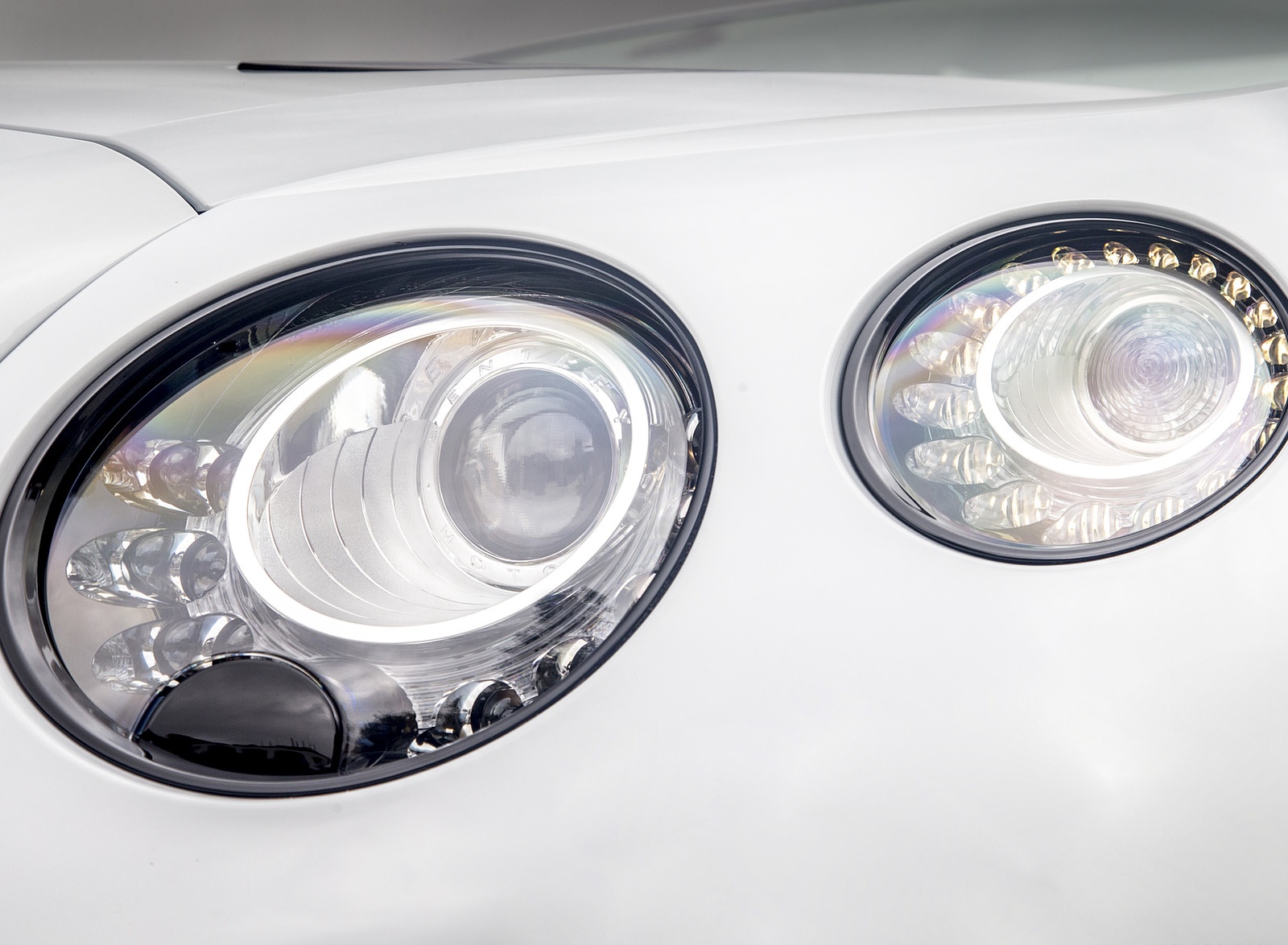 2018 Bentley Continental GT Supersports Convertible (Color: Ice White) Headlight Wallpapers #104 of 178
