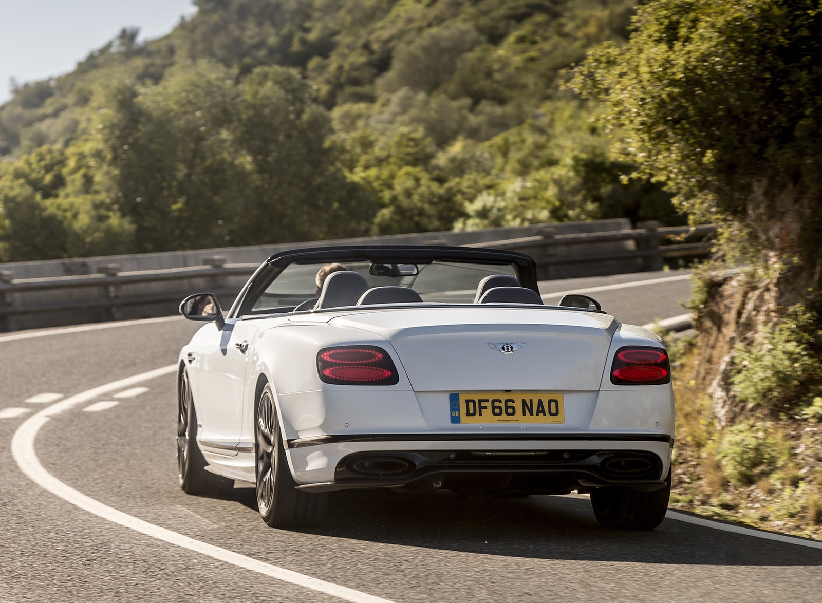 2018 Bentley Continental GT Supersports Convertible (Color: Ice White) Rear Three-Quarter Wallpapers #97 of 178