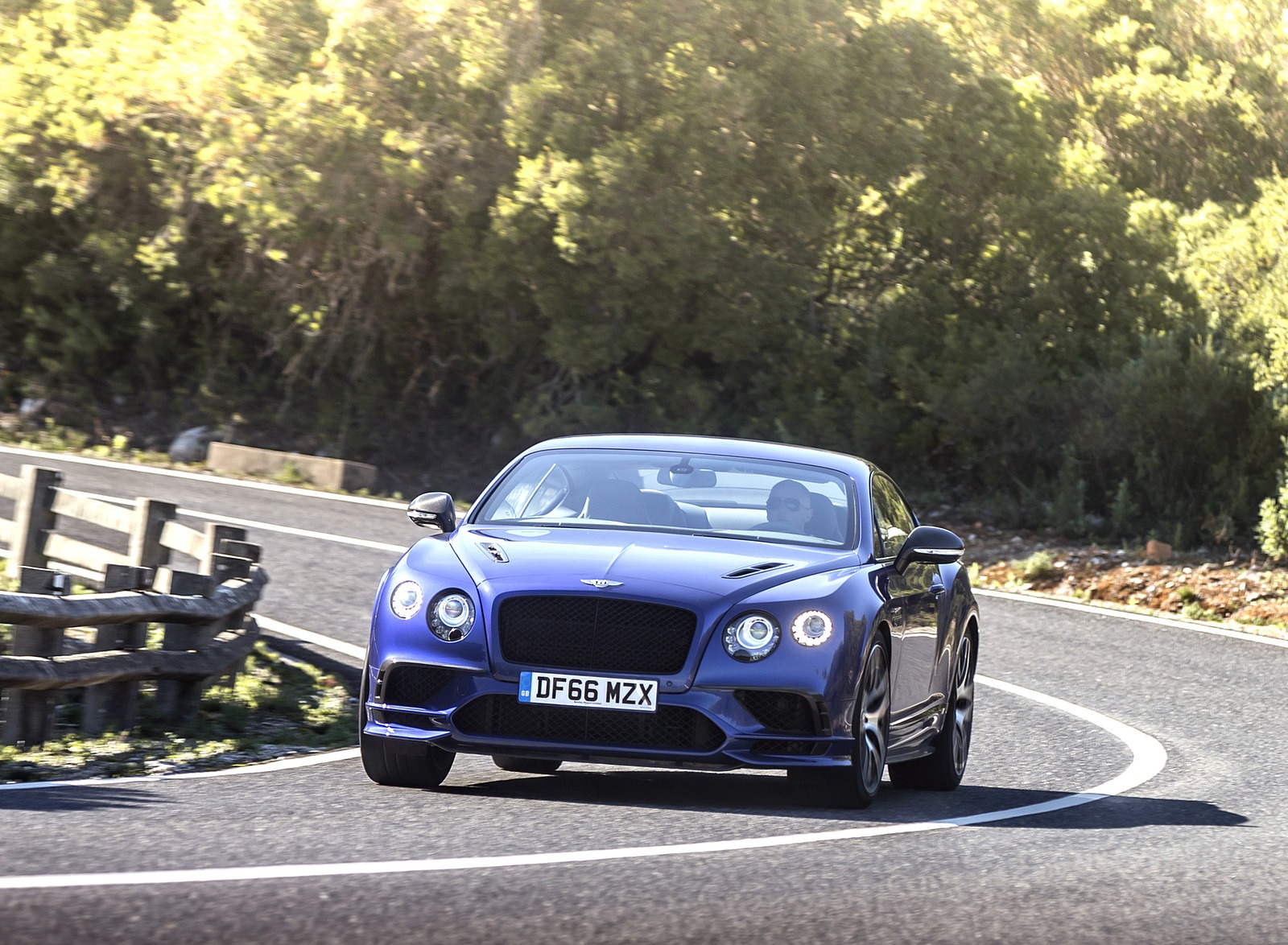 2018 Bentley Continental GT Supersports Coupe (Color: Moroccan Blue) Front Wallpapers #137 of 178