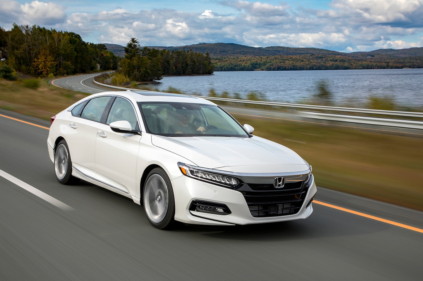 2018 Honda Accord Touring 1.5T Front Three-Quarter Wallpapers #63 of 107